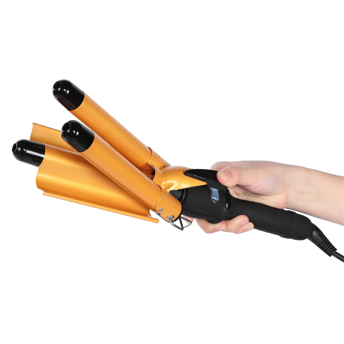 Goldener Lockenstab mit drei Heizstäben, gehalten von einer Hand, mit schwarzem Griff und Kabel.