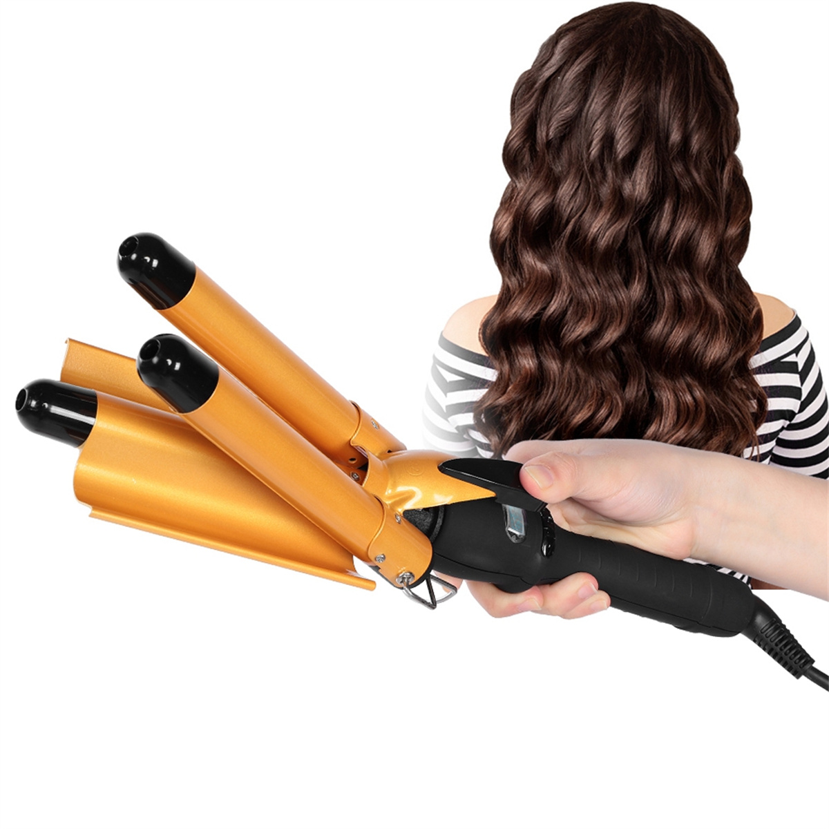 Eine Frau hält einen goldenen Haarlockenstab. Ihr Rücken ist zur Kamera gerichtet.