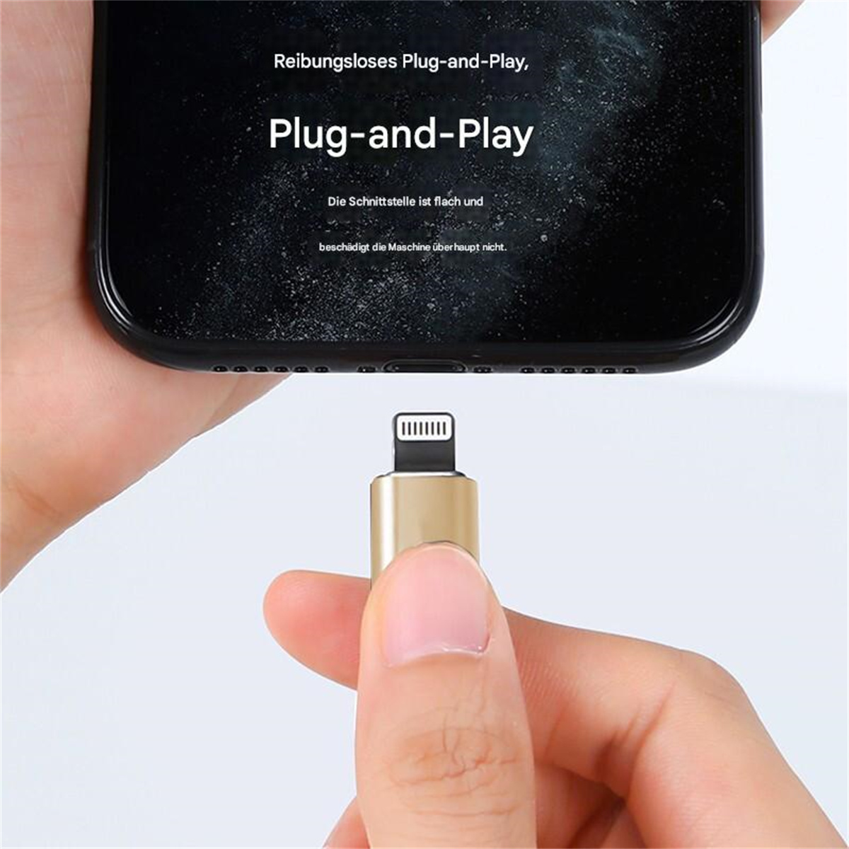 Eine Hand, die einen goldenen Lightning-auf-USB-Adapter hält. Schwarzer Telefonboden. Weißer Hintergrund.