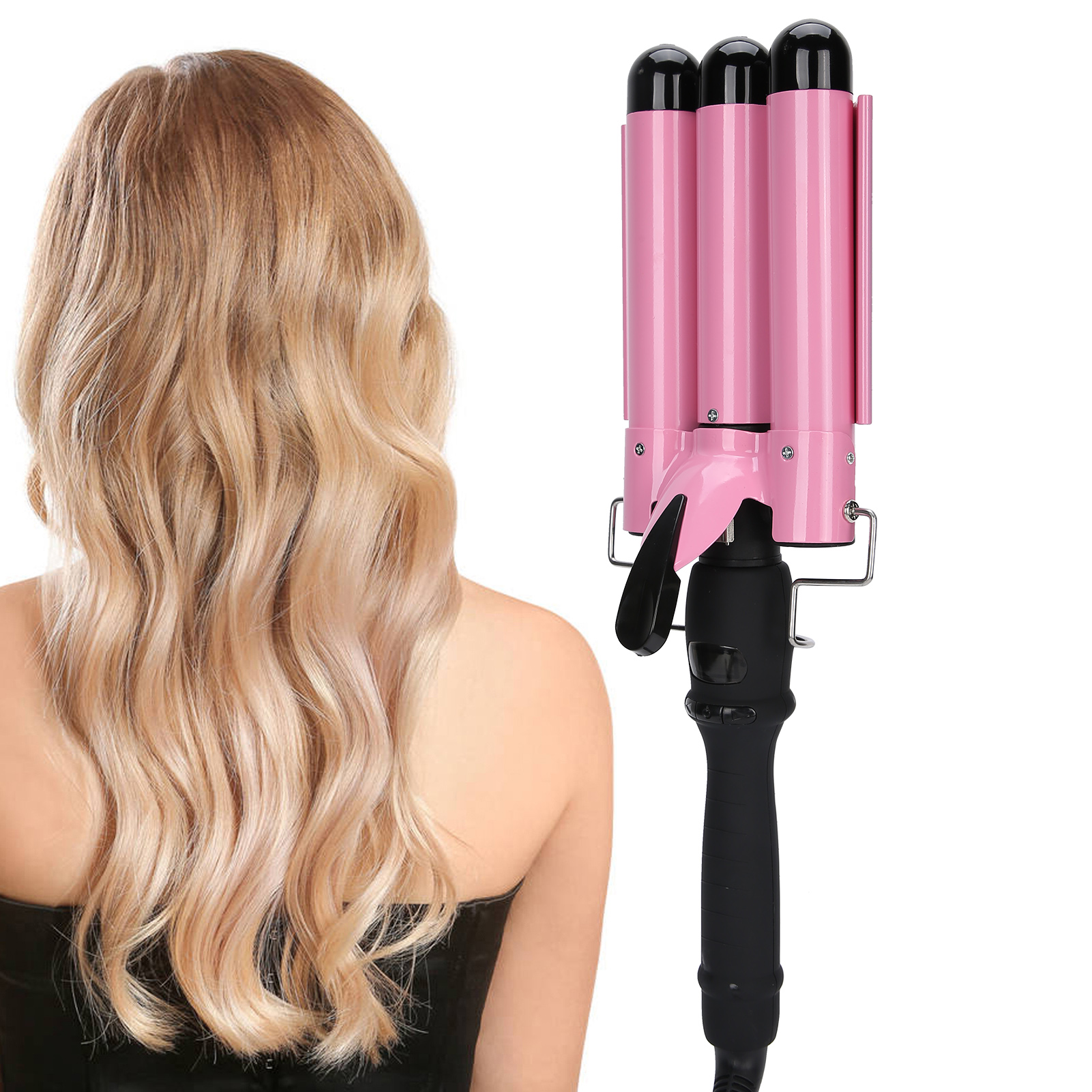 Frau mit blonden Haaren und einem rosa Lockenstab. Der Lockenstab hat drei Zylinder und einen schwarzen Griff.
