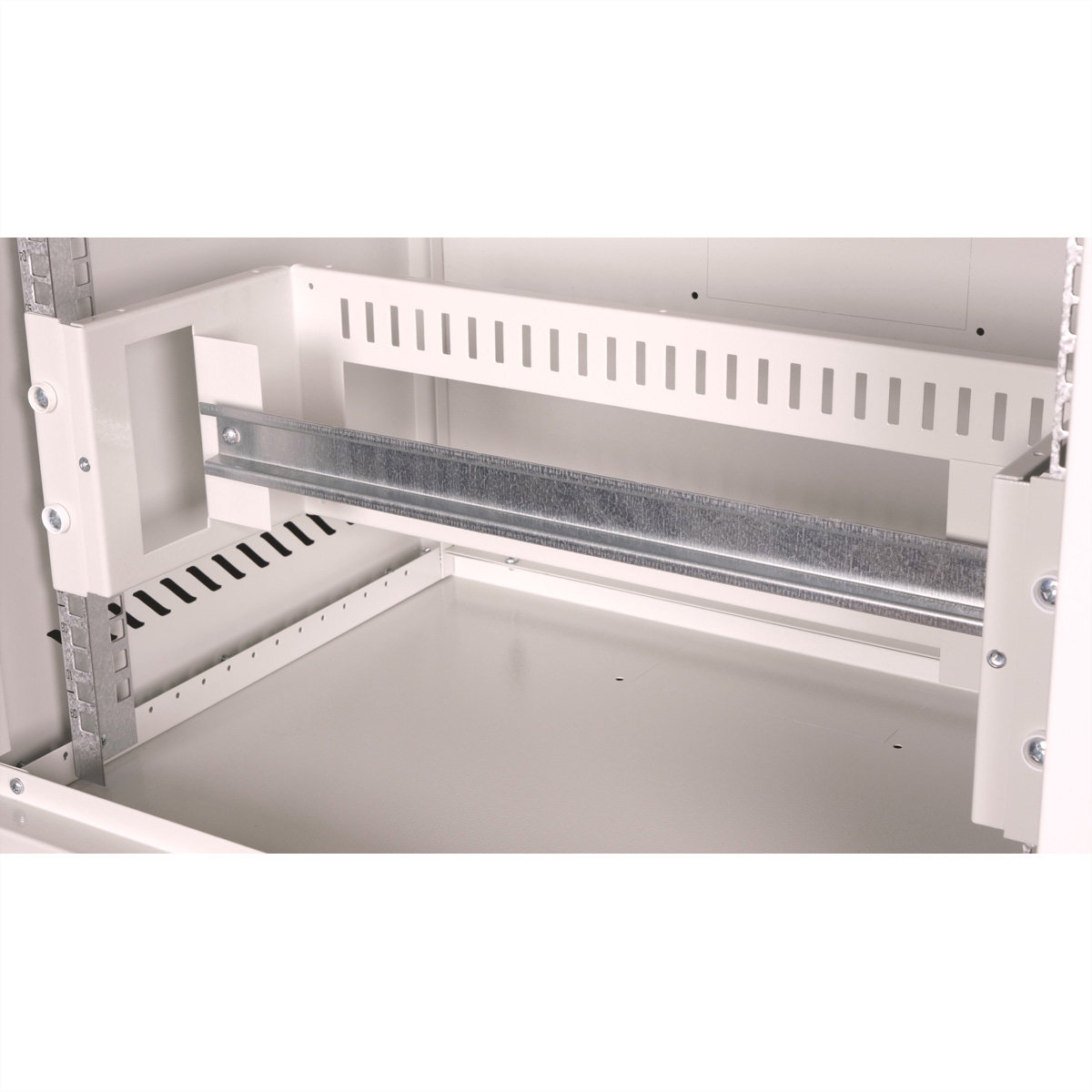 Interno di un rack server bianco con ripiani e strutture metalliche. Sfondo bianco.