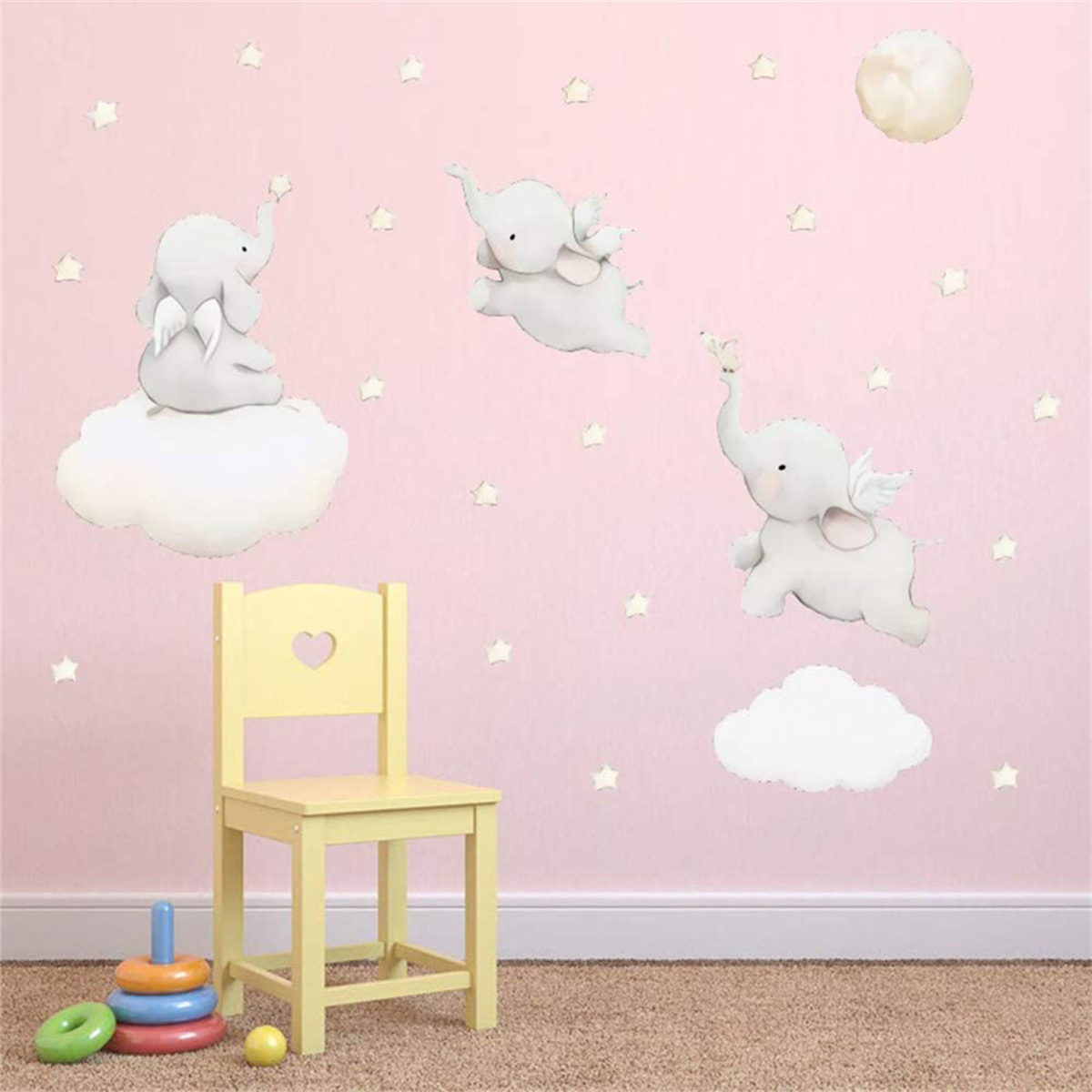 Rosa Wand mit Cartoon-Elefanten, Sternen und gelbem Stuhl mit Spielzeug.