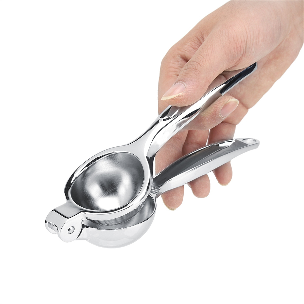 Eine Hand, die eine silberne Zitronenpresse aus Metall hält.