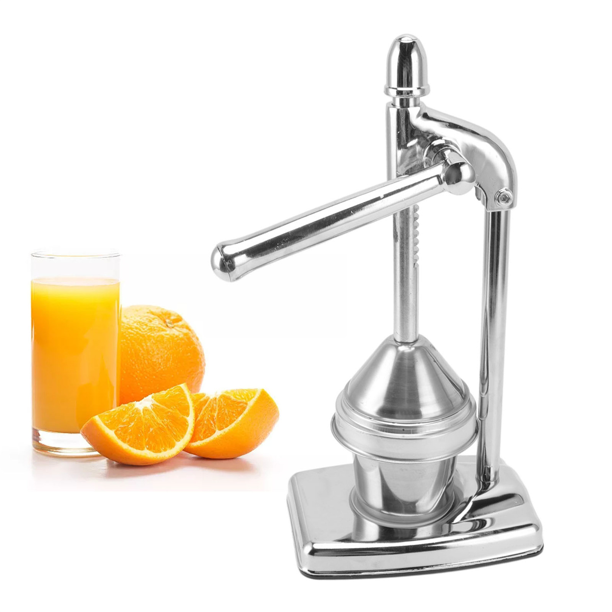 Eine silberne manuelle Zitruspresse mit Orangen und Saft in einem Glas auf weißem Hintergrund.
