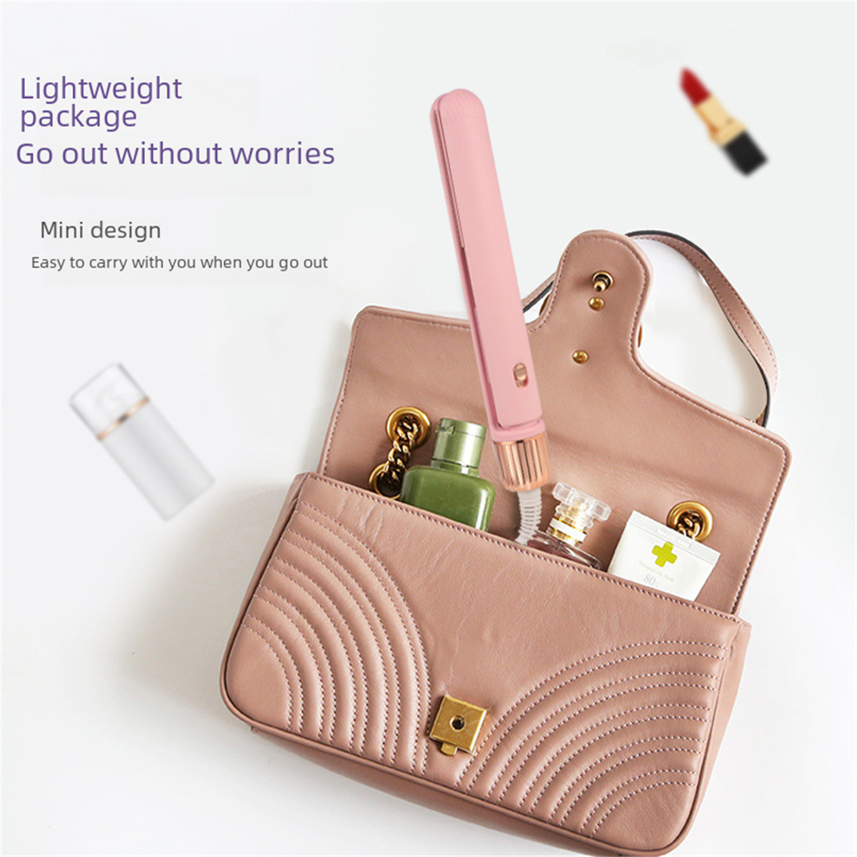 Rosa Haarglätter, Lippenstift und Kosmetika in einer Handtasche.