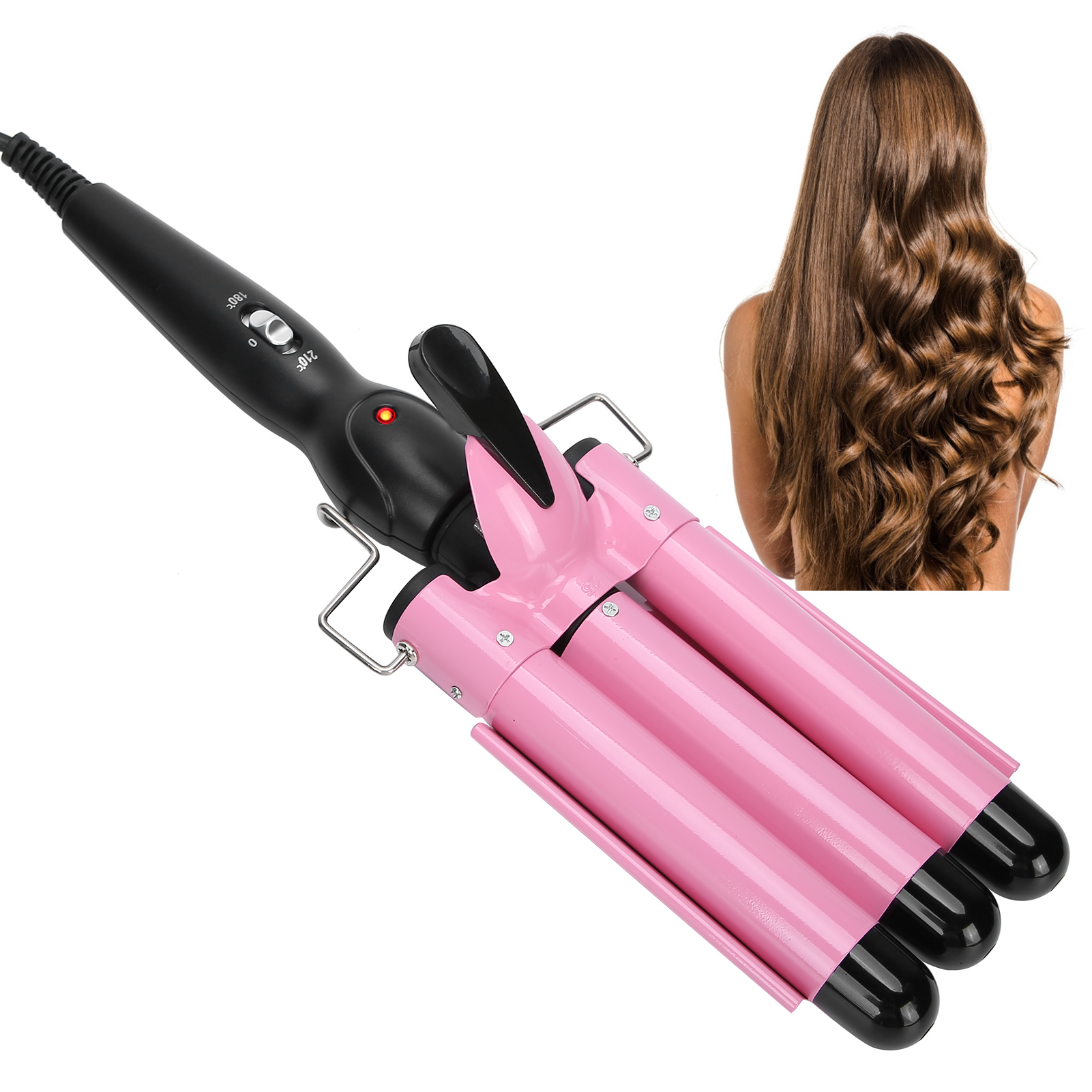 Ein pinkfarbener Lockenstab mit drei Heizstäben, neben einer Frau mit gewelltem Haar.