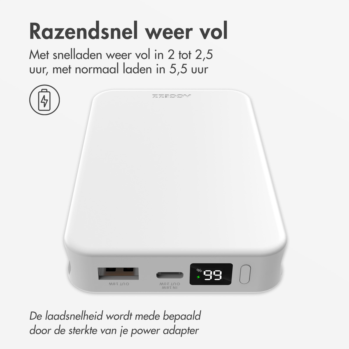 Weiße Powerbank mit Anzeige von 99% Ladung und Text zur Ladegeschwindigkeit.