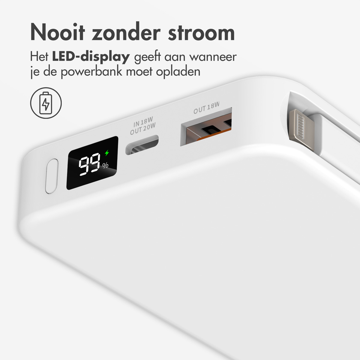 Weiße Powerbank mit LED-Anzeige, die 99 % anzeigt. Anschlüsse mit IN 18W, OUT 20W und OUT 18W beschriftet.