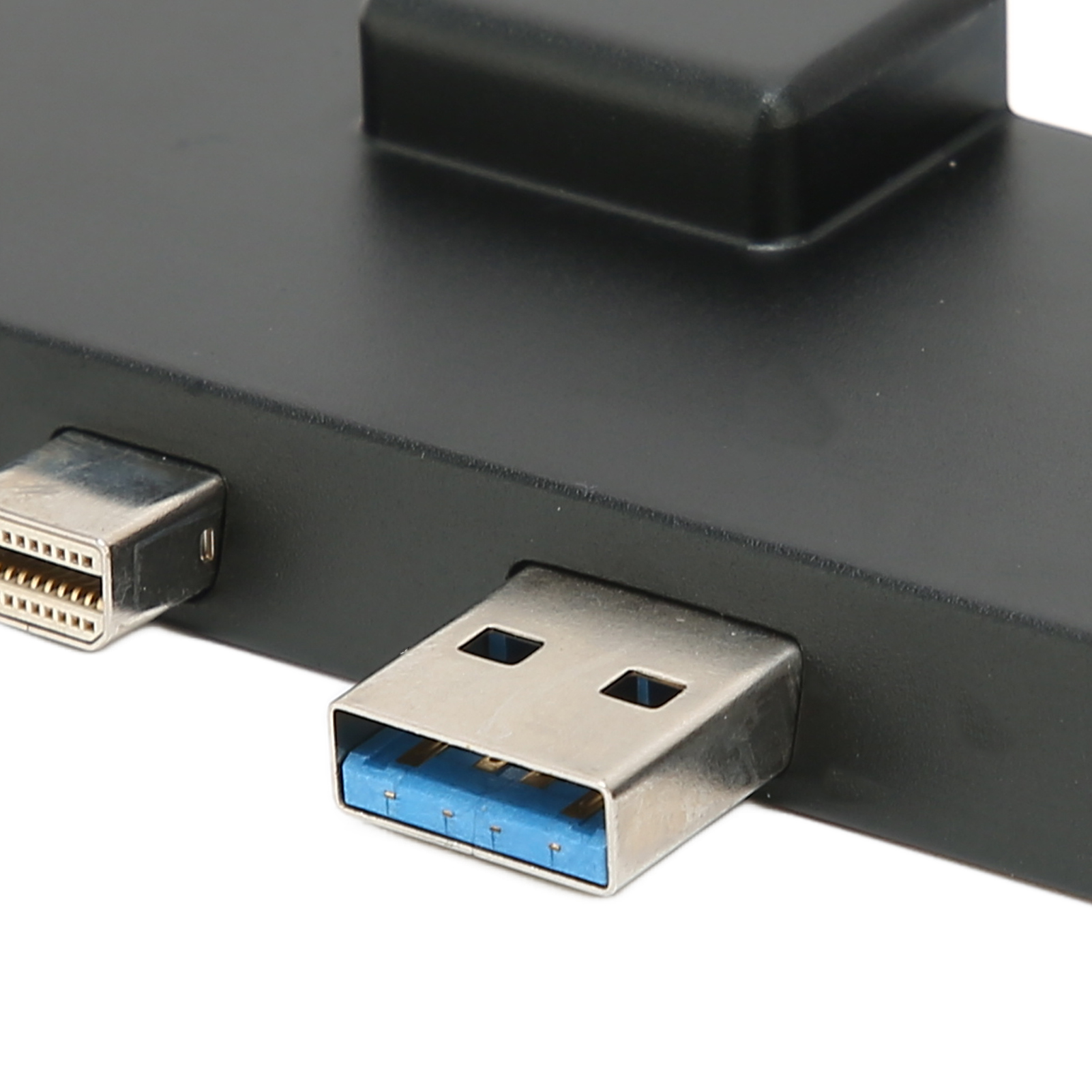 Schwarzer USB-Hub mit USB- und anderen Anschlüssen. Weißer Hintergrund und Nahaufnahme.