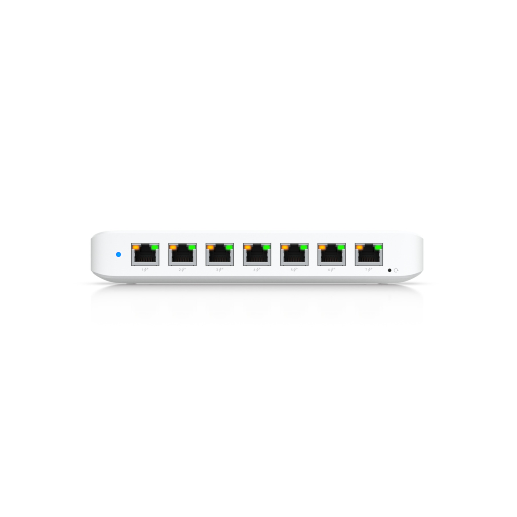 Een witte netwerkswitch met 7 poorten.