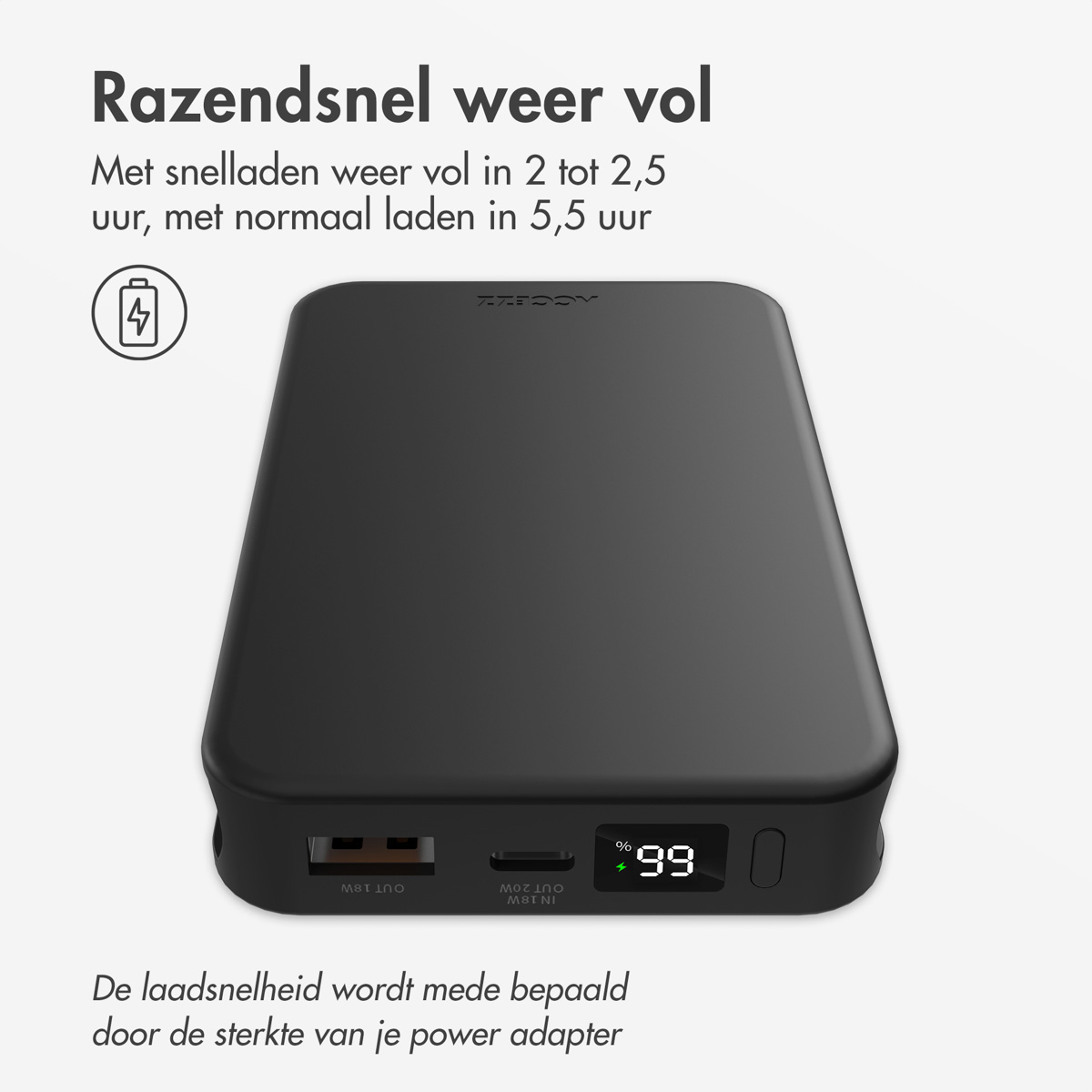 Schwarze Powerbank mit Anzeige, die 99% anzeigt. Text und Logo darauf. Weißer Hintergrund.