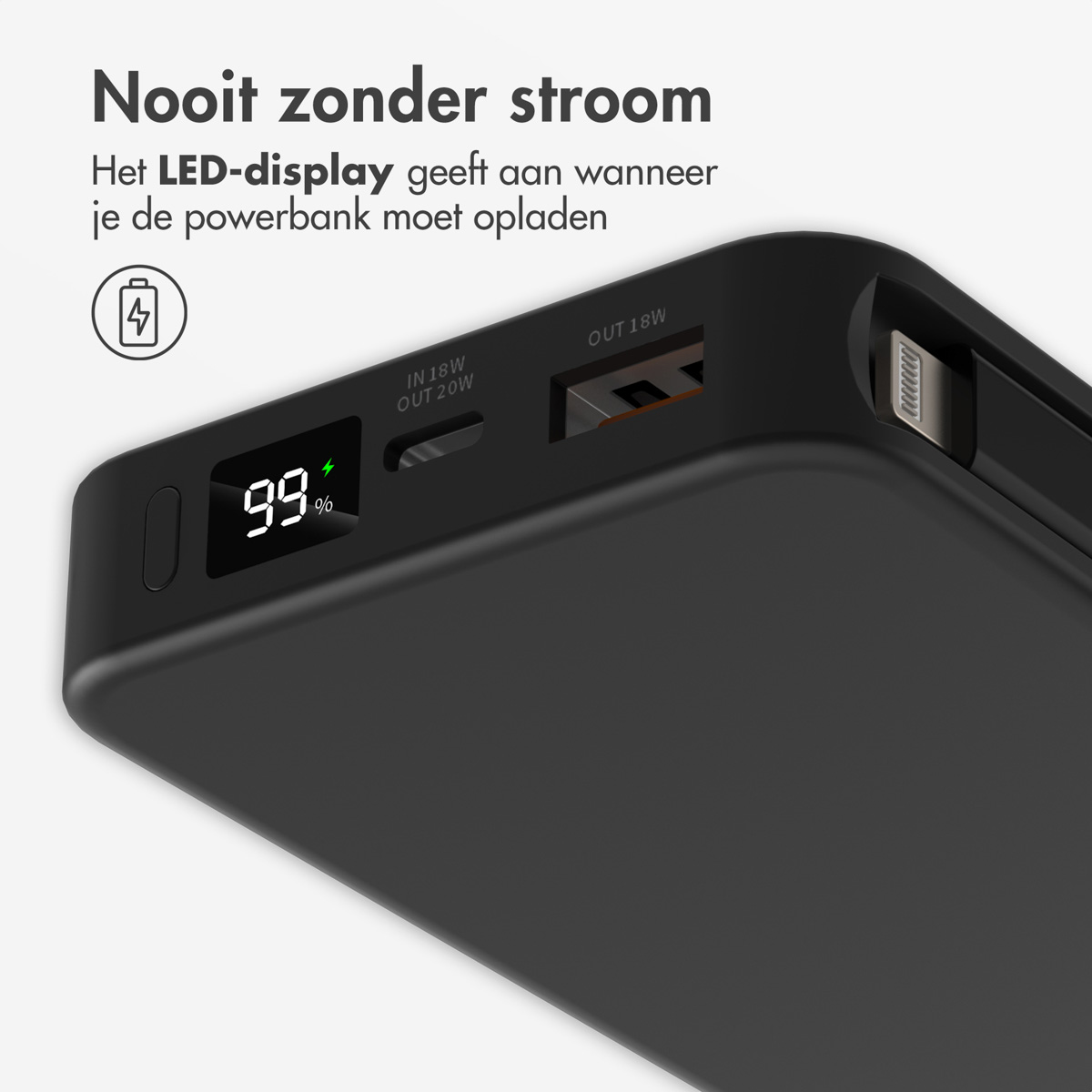 Schwarze Powerbank, zeigt 99% Ladung auf dem LED-Display. USB-Anschlüsse sind sichtbar.