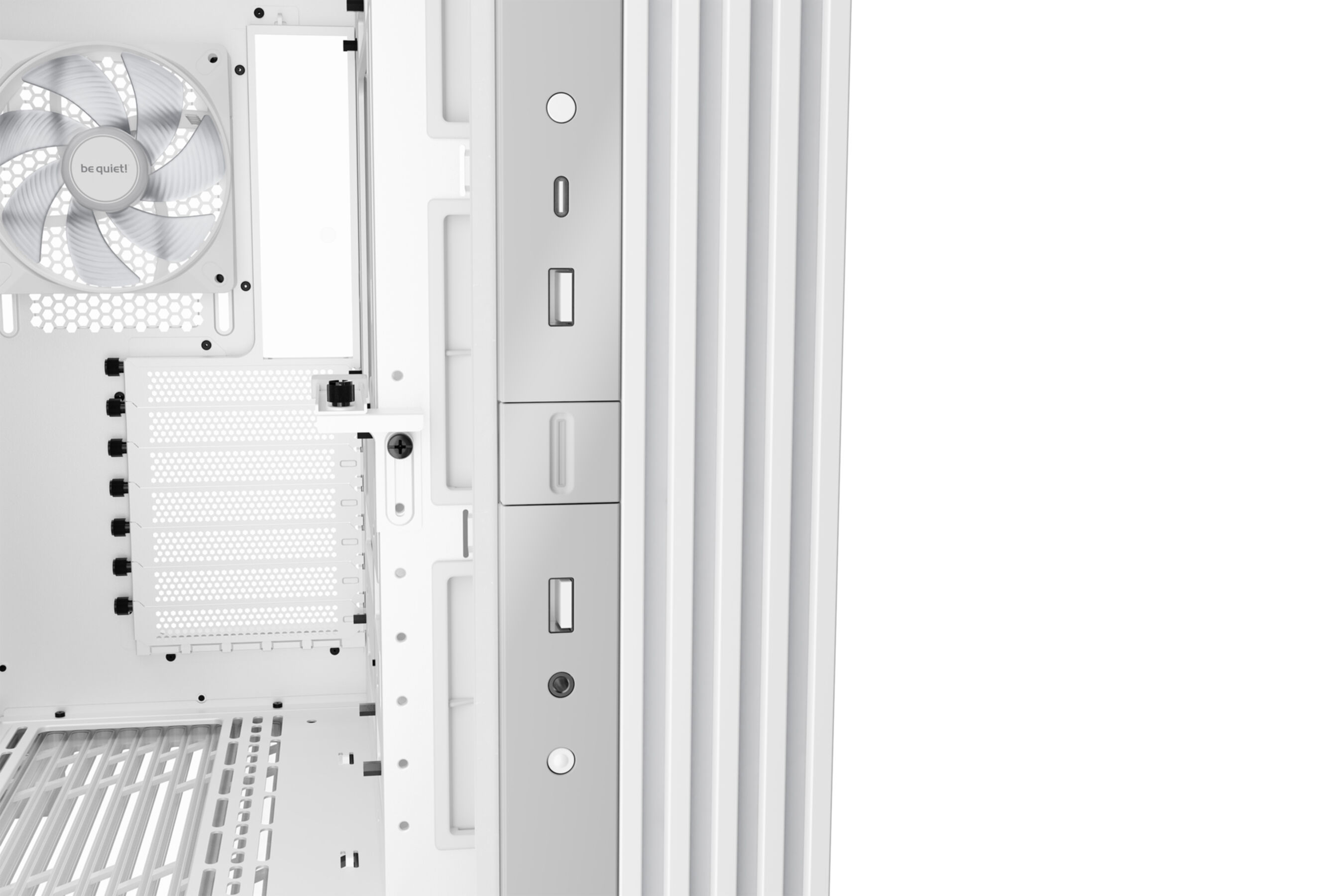 Wnętrze białej obudowy komputera. Widoczny wentylator, porty i pionowe żebra. Pusta biała przestrzeń po prawej.