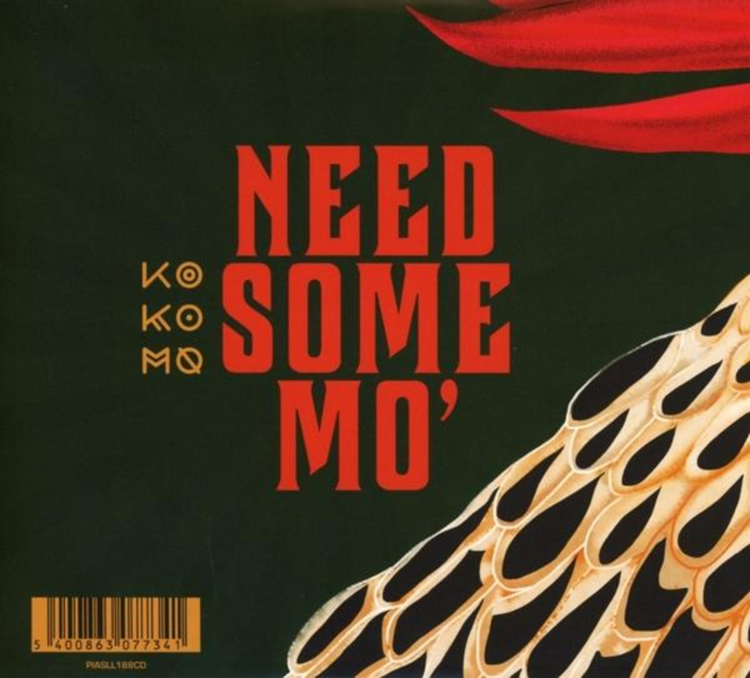 Albumhoes met rode tekst 'NEED SOME MO'' over een vleugel op een donkergroene achtergrond.