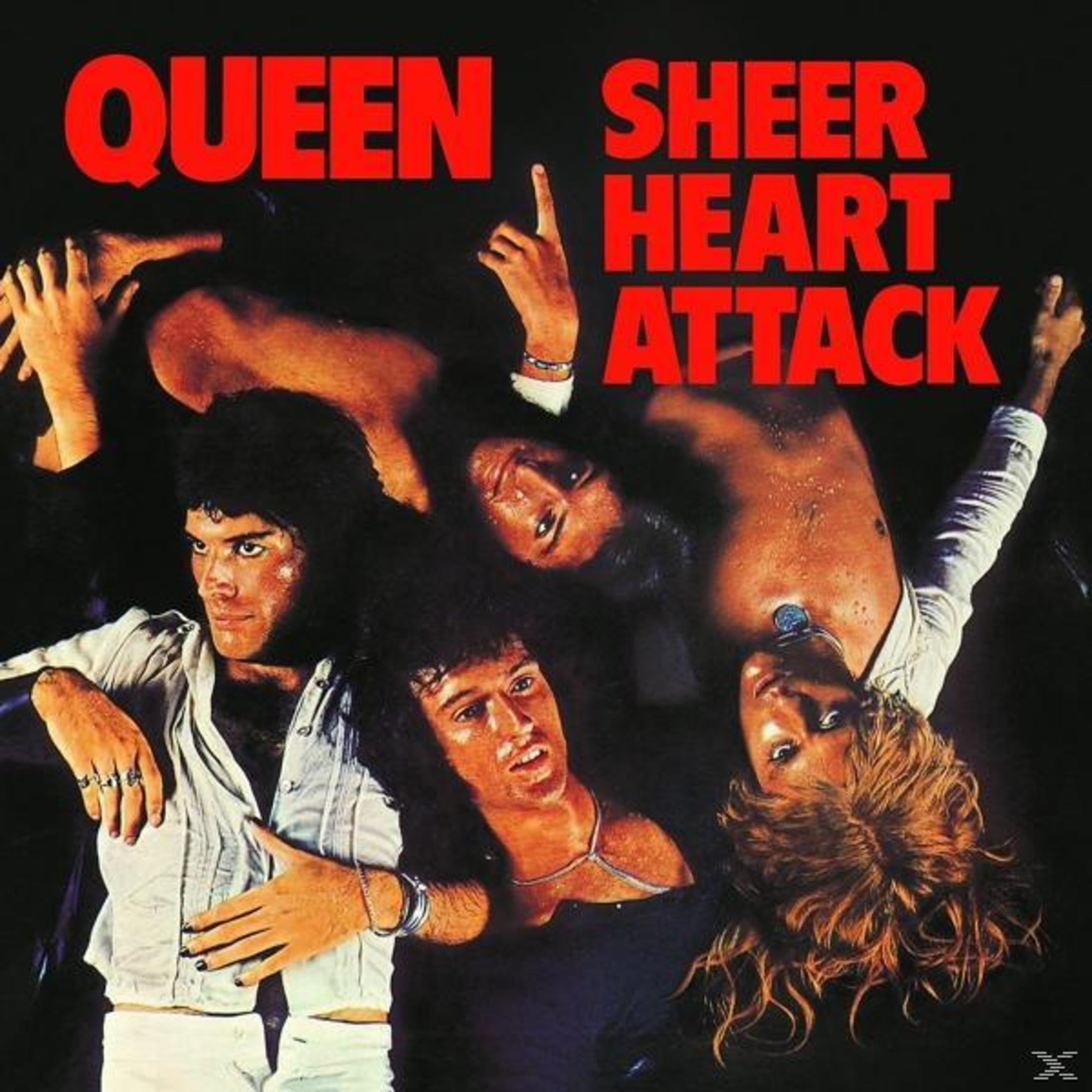 Albumhoes met Queen-leden. Vetgedrukte rode tekst, 'QUEEN SHEER HEART ATTACK'.