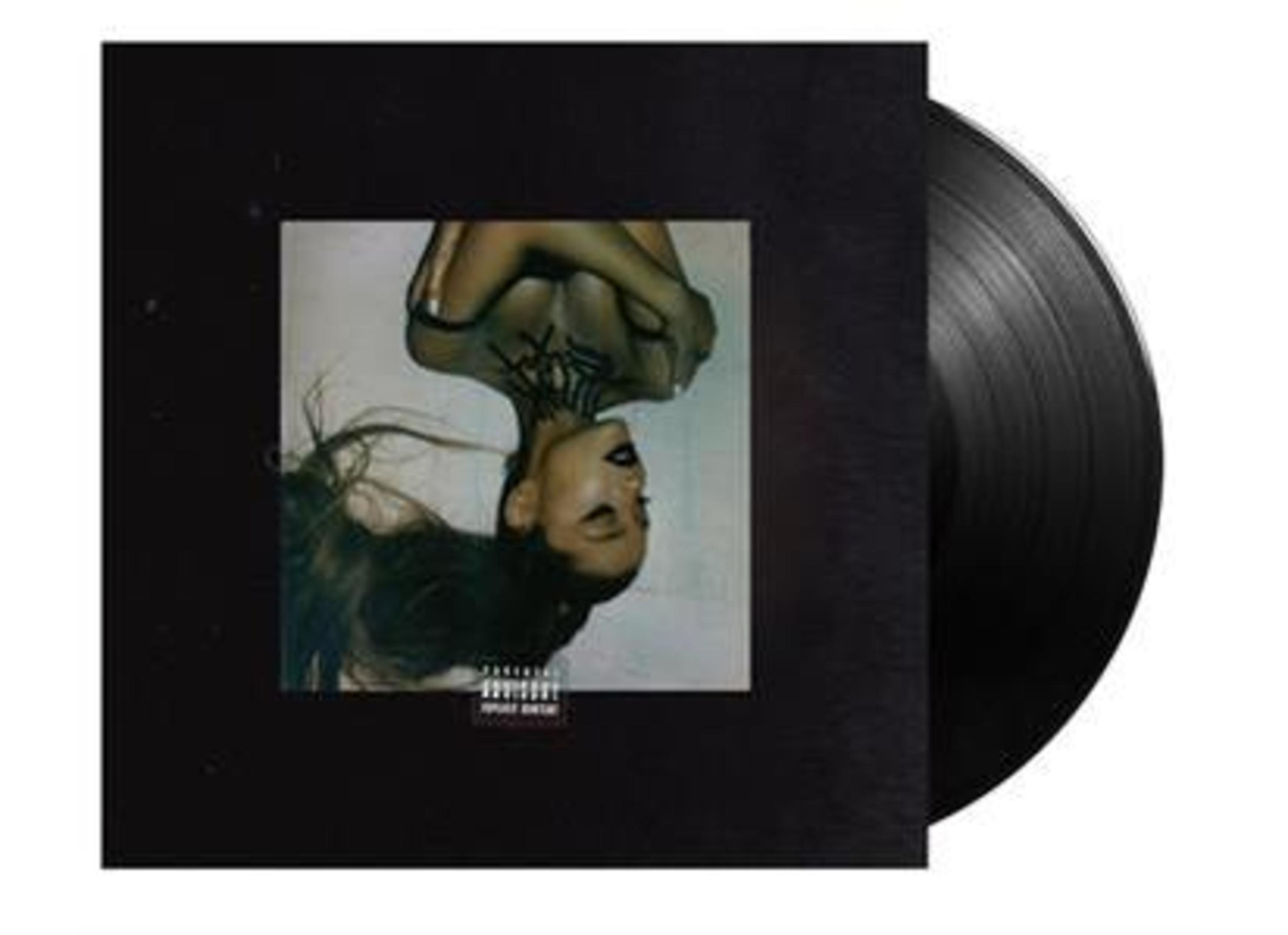 Albumhoes van Ariana Grande, ondersteboven. Zwarte achtergrond met een zwarte vinylplaat.