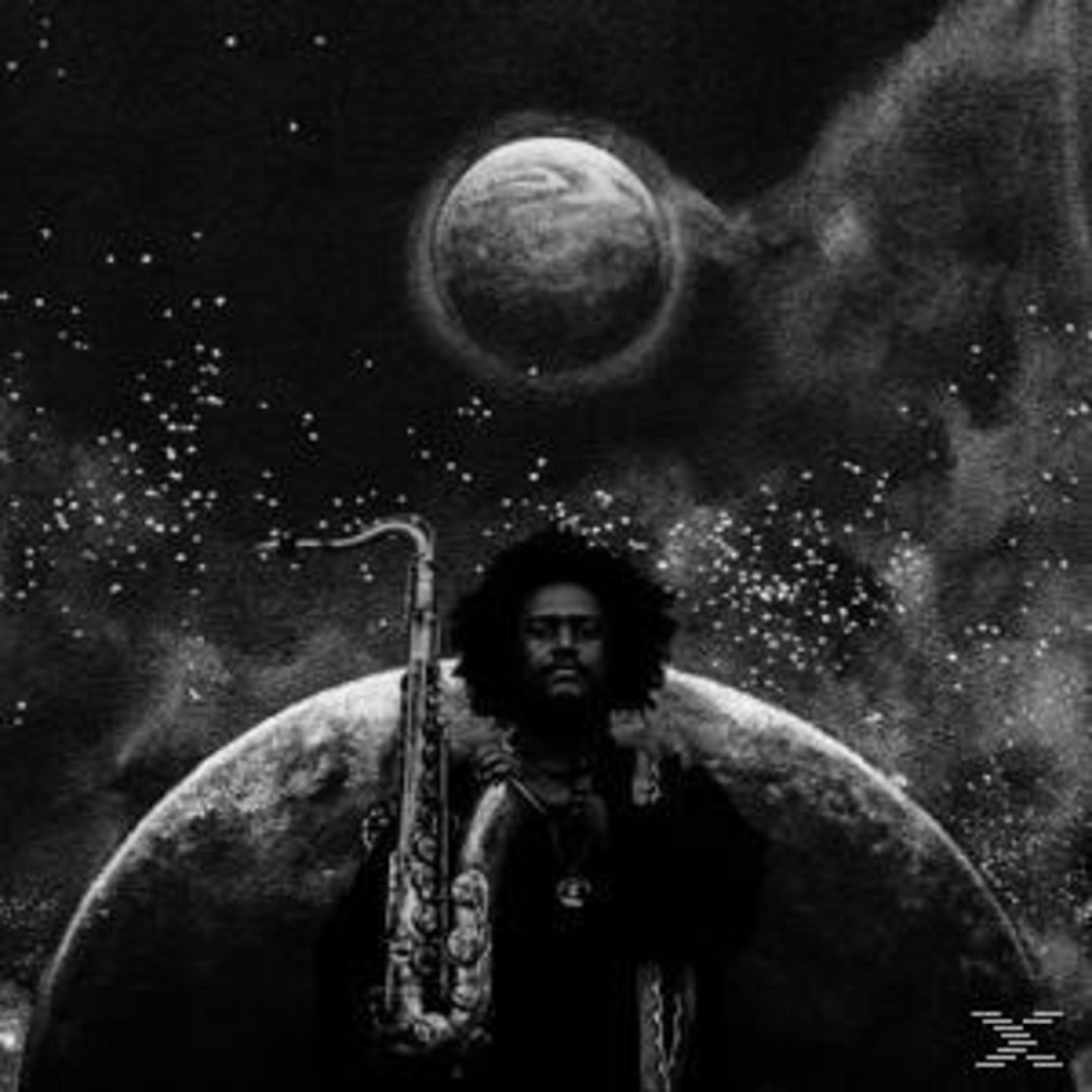 Een zwart-wit afbeelding van een man die een saxofoon vasthoudt, met een kosmische achtergrond.