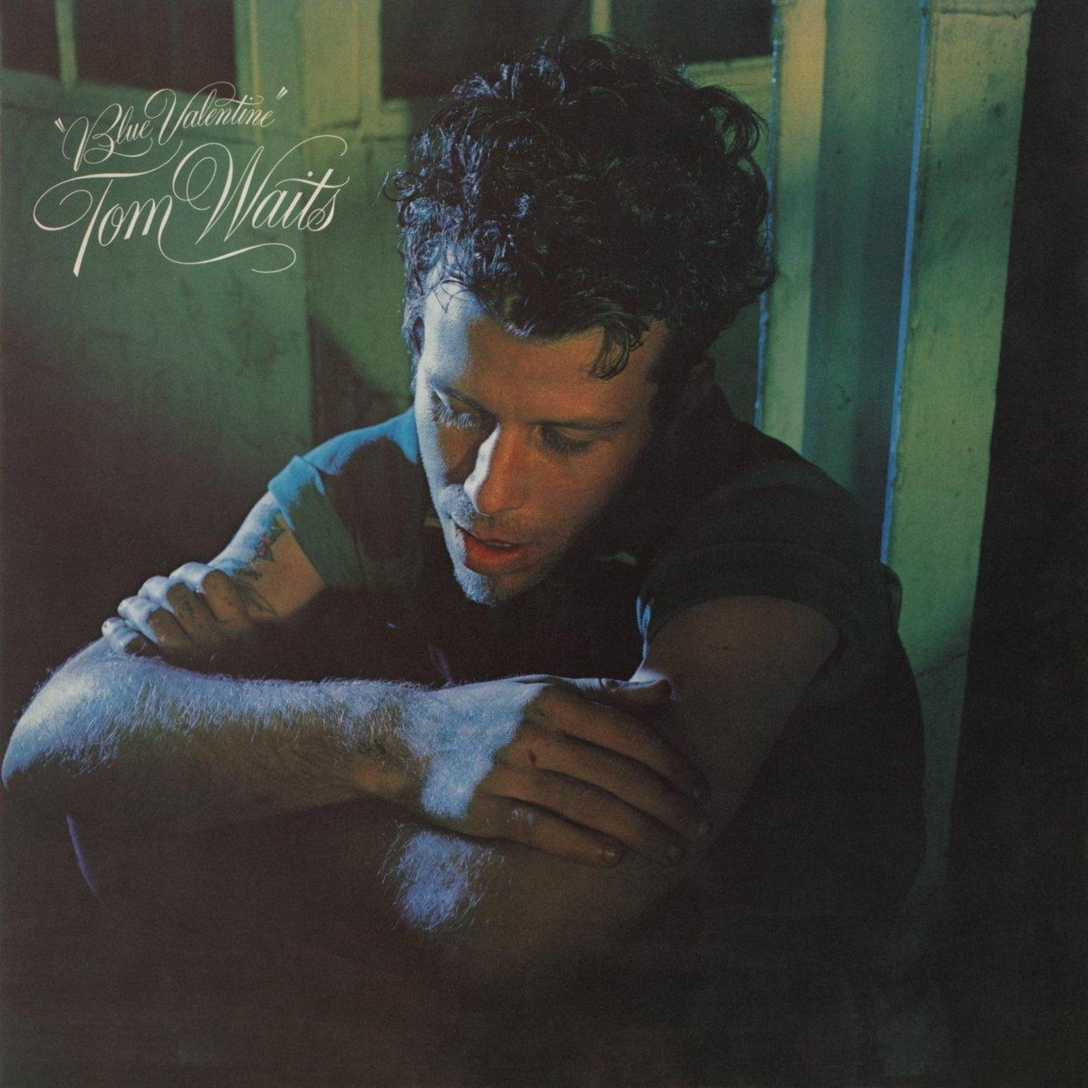 Copertina dell'album con un uomo che guarda in basso e di lato, davanti a un muro. Tom Waits.