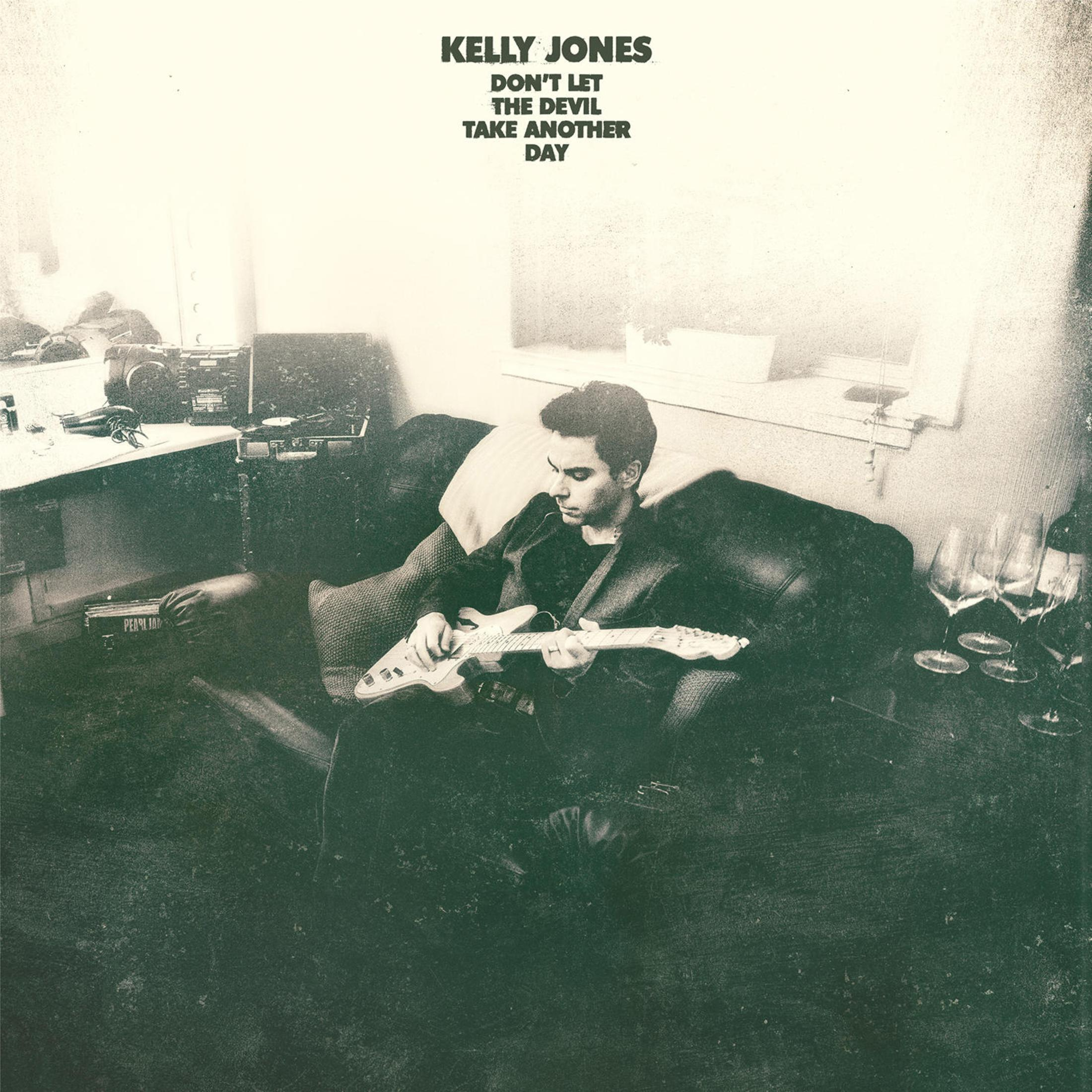 Pochette de l'album : Kelly Jones. Il est assis, jouant de la guitare. Le titre est 'Don't Let The Devil Take Another Day'.
