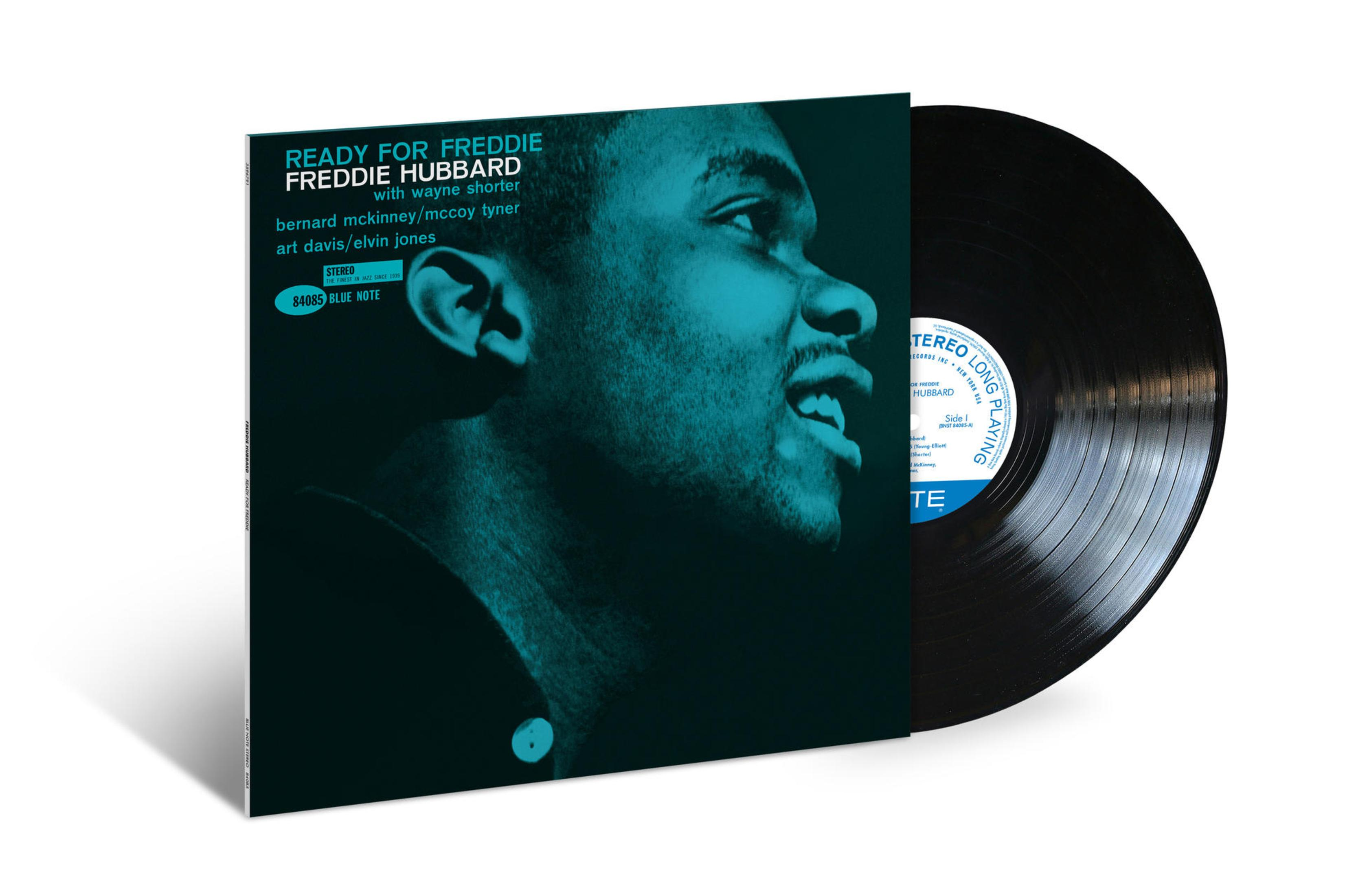 Albumhoes van een man met een vinylplaat, blauwe achtergrond. Freddie Hubbard.