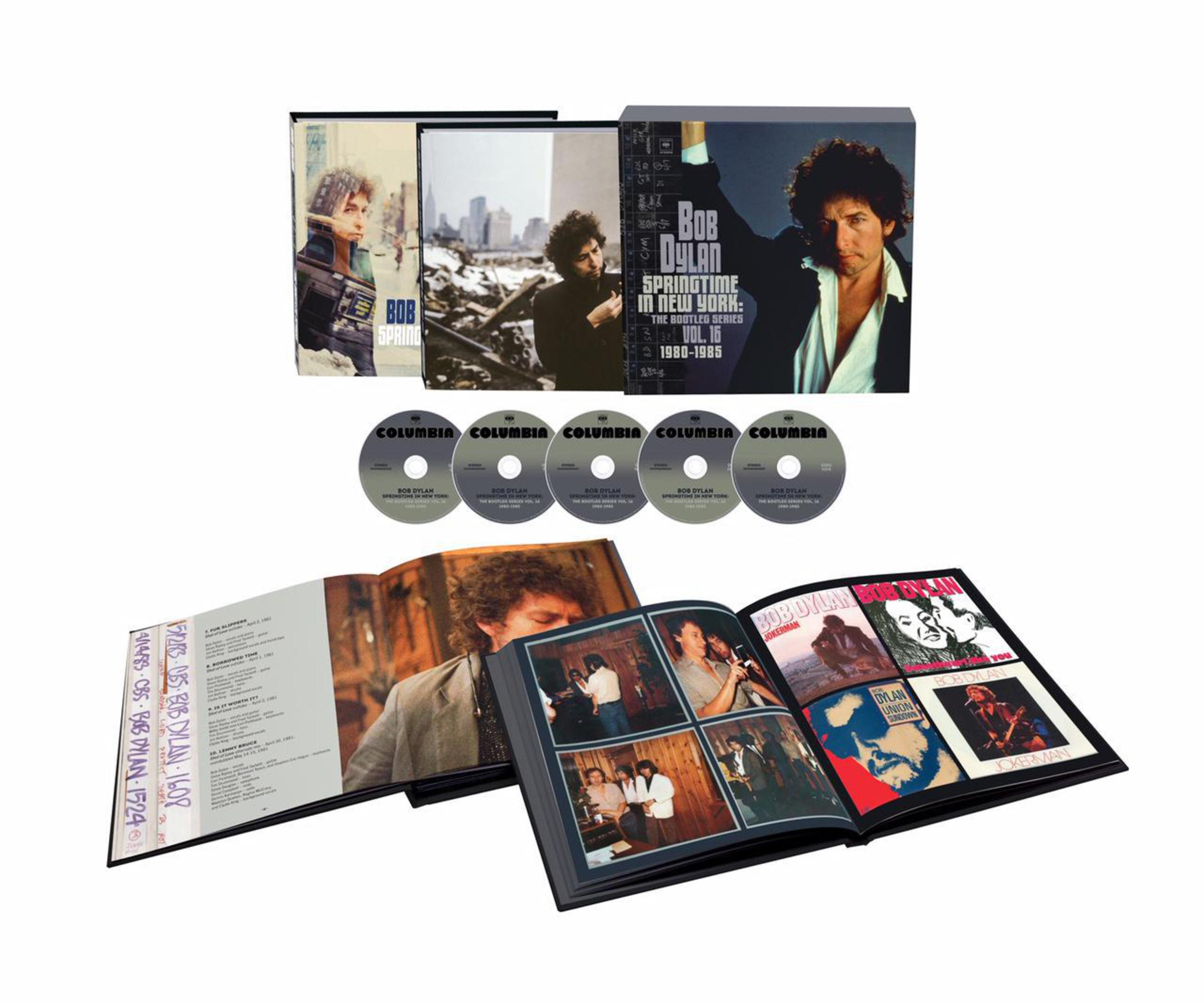Een boxset met Bob Dylan albumhoezen, platen en een boek, allemaal op een witte achtergrond.