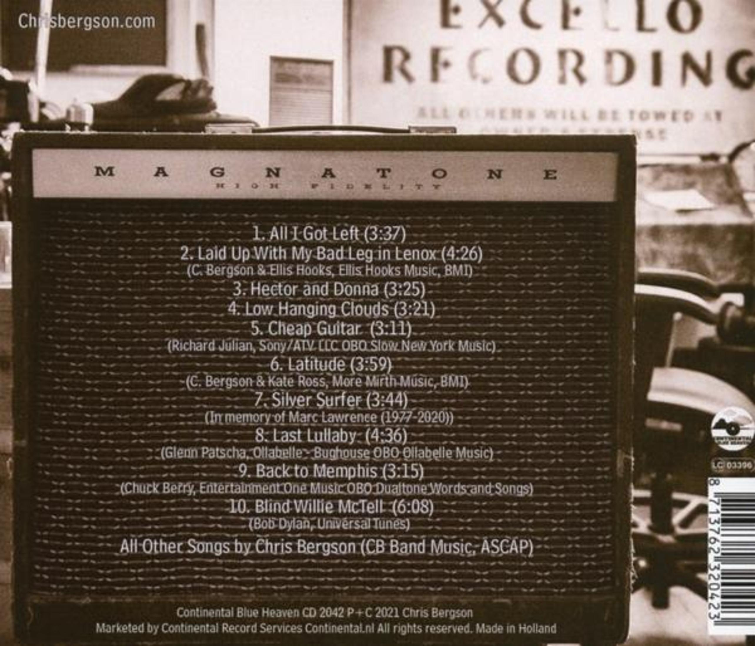 Albumhoes. Een luidspreker met tekst en tracklist op een houten achtergrond.