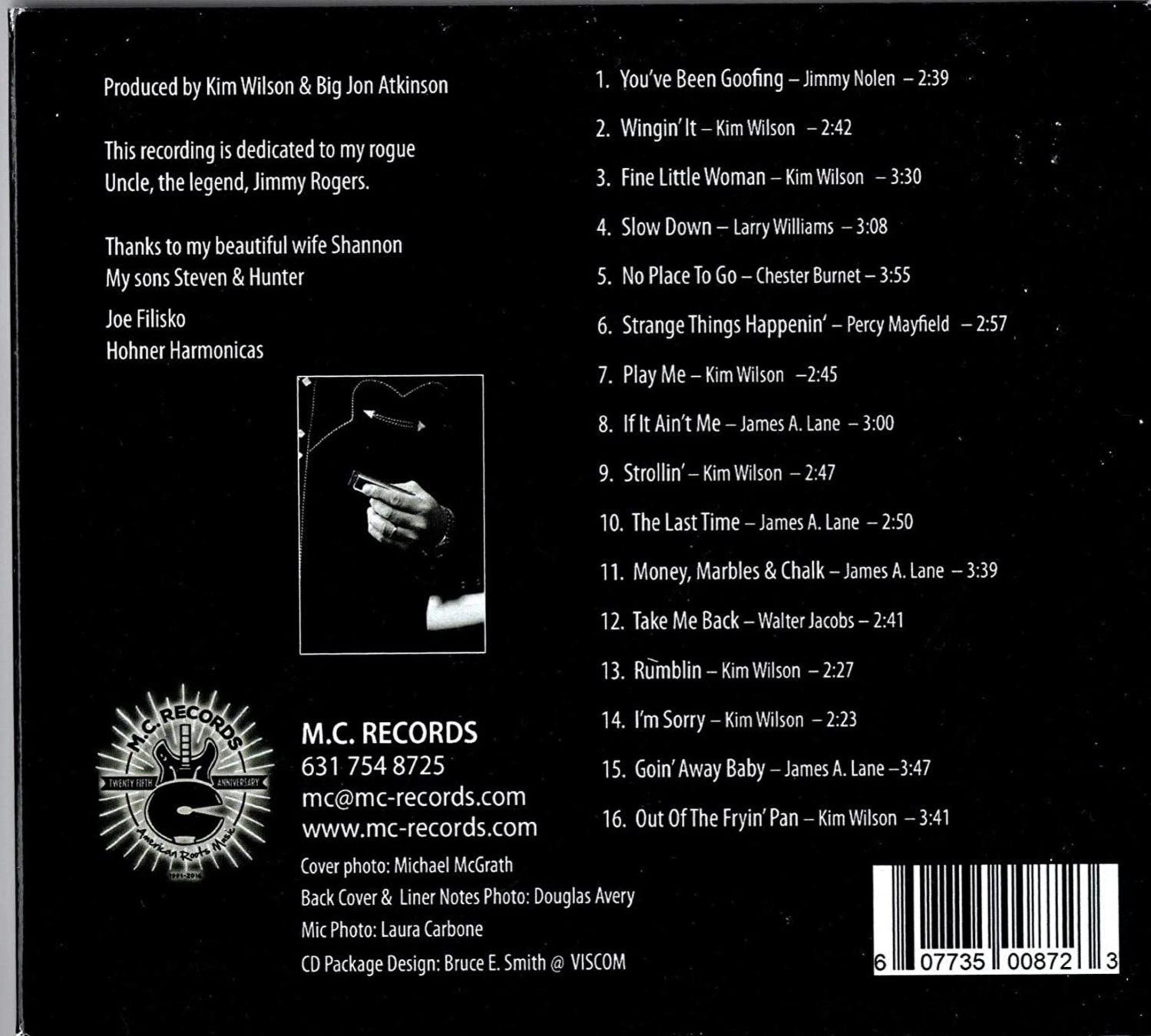 Achterkant van de cd. Tekst met songtitels. M.C. Records logo. Zwart-wit afbeelding van handen die kaarten vasthouden.
