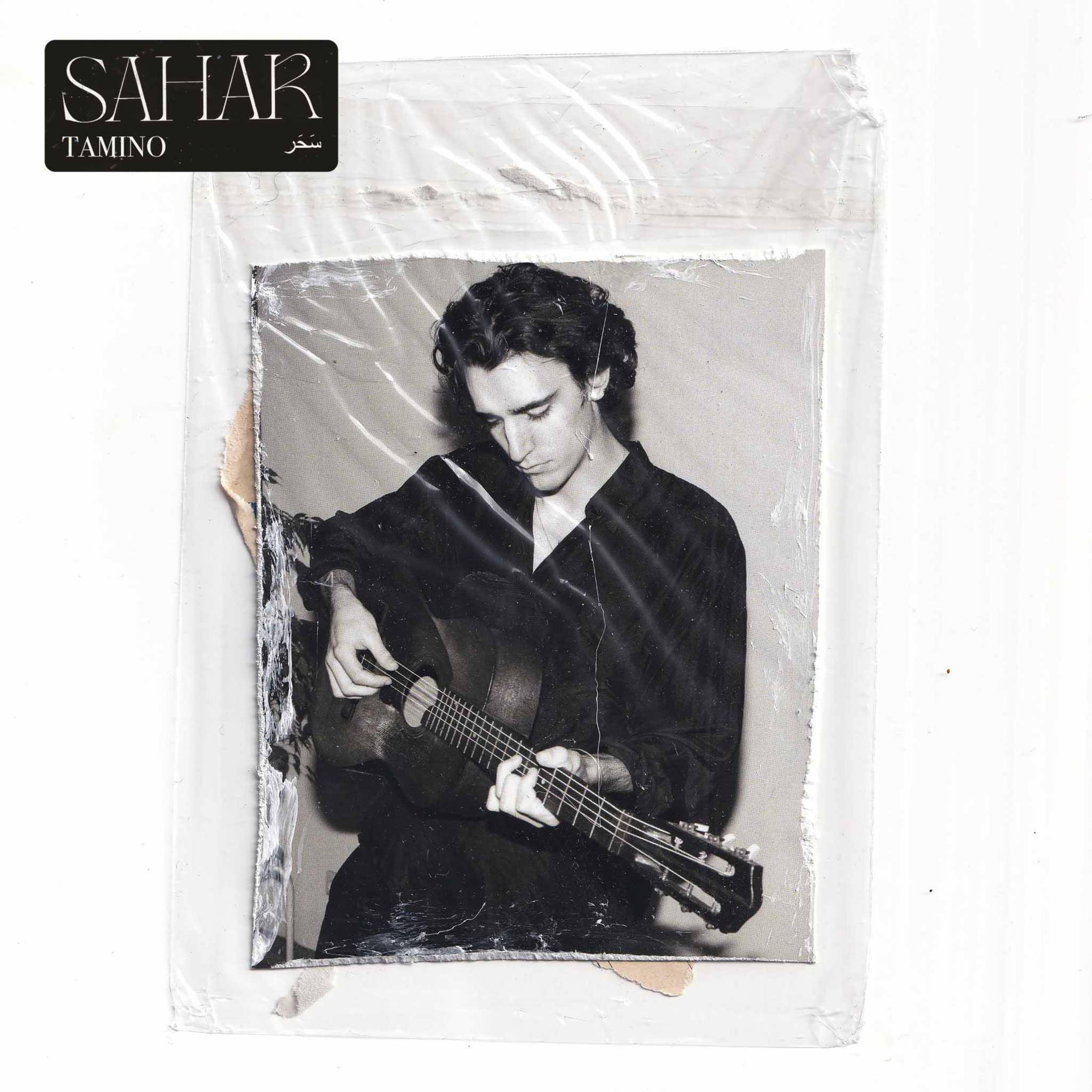 Copertina dell'album in bianco e nero, un uomo che suona la chitarra in una custodia di plastica strappata.