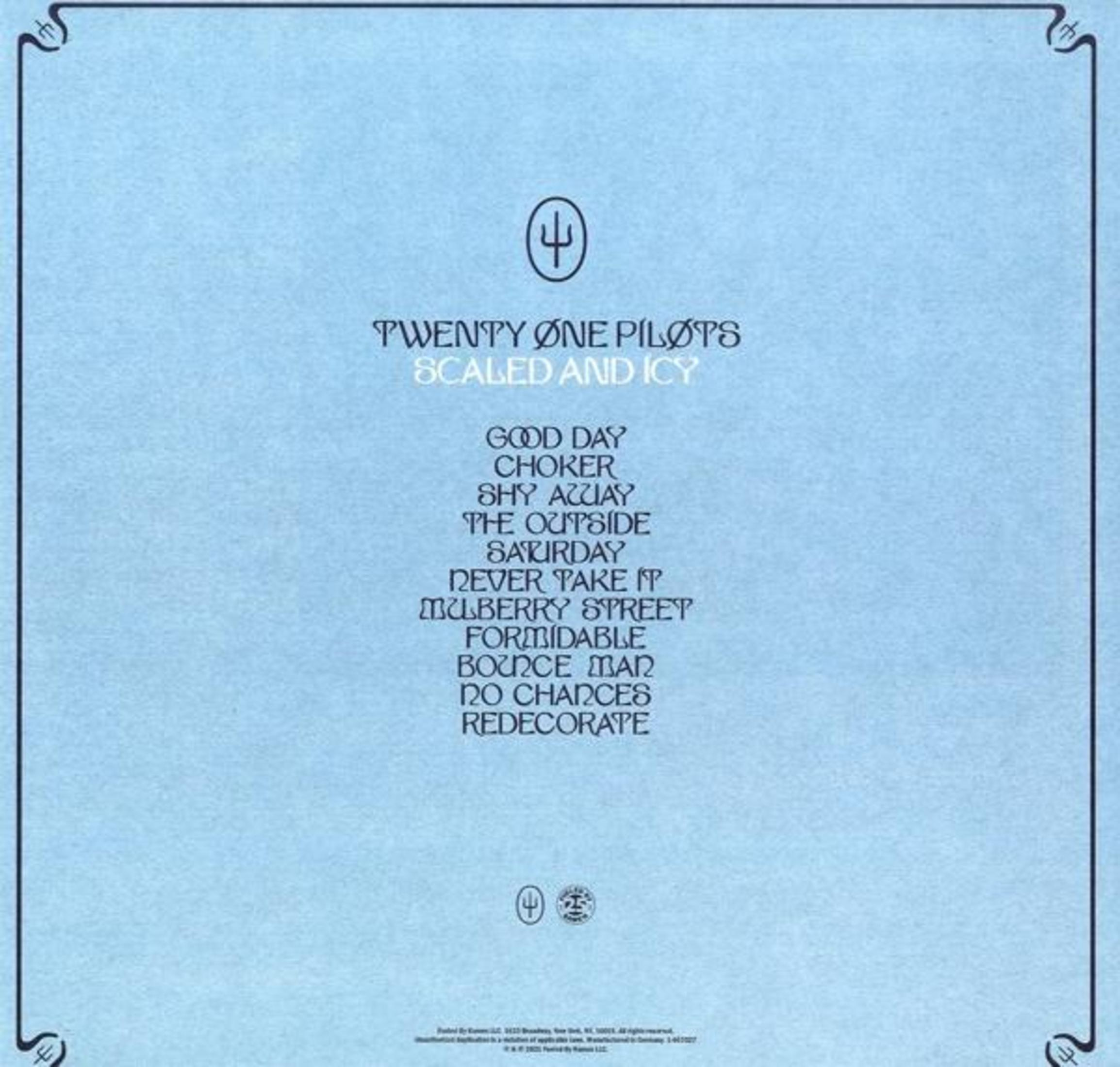 Copertina dell'album: Twenty One Pilots - Scaled and Icy, con tracklist su sfondo azzurro.