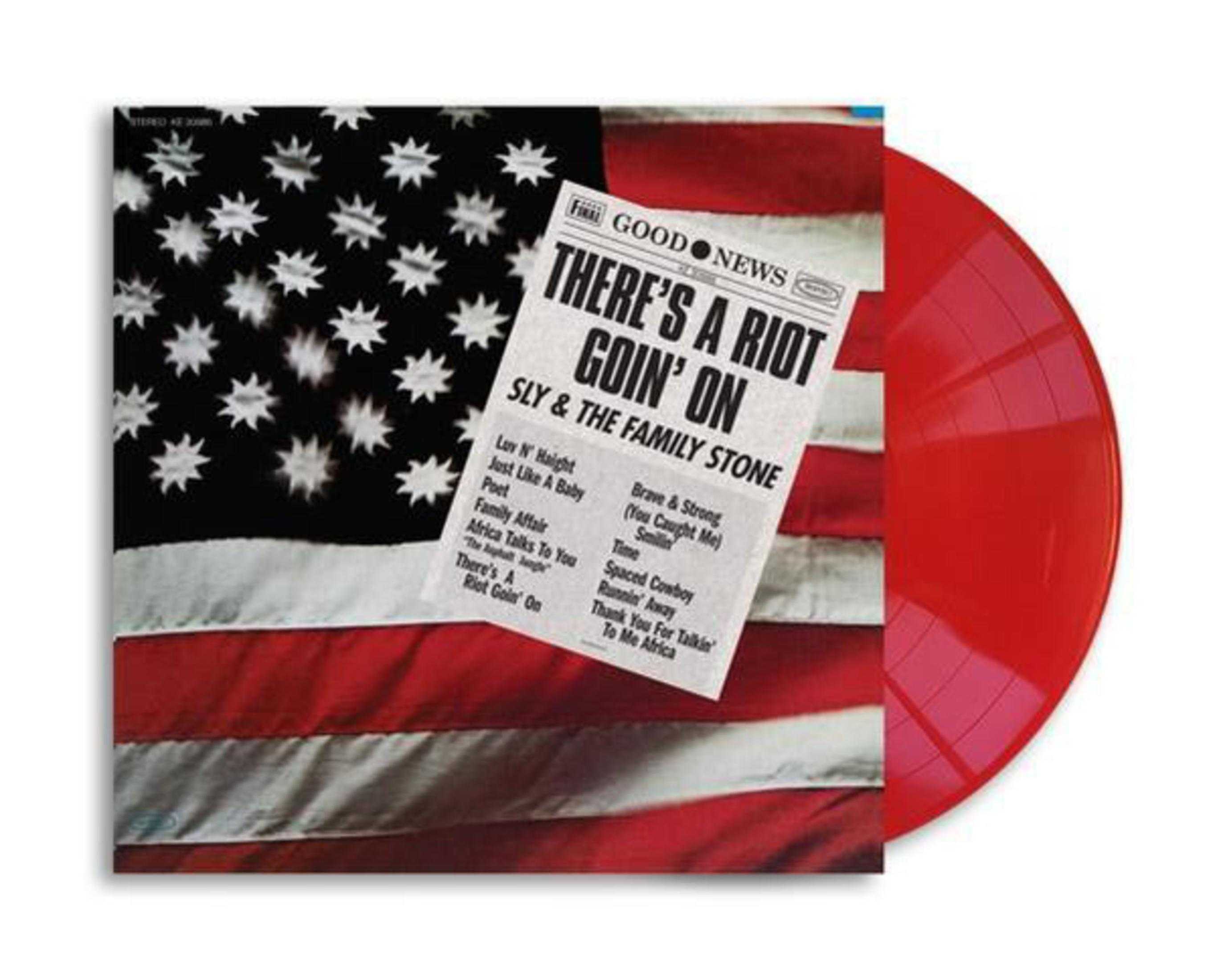 Vinile rosso, sfondo della bandiera americana, giornale con titoli.