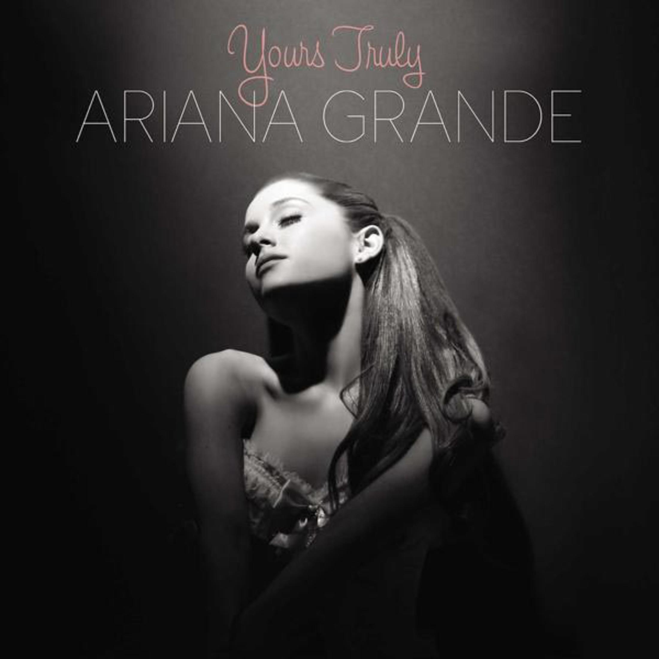 Pochette d'album : Ariana Grande - Yours Truly, une femme aux longs cheveux, en noir et blanc.