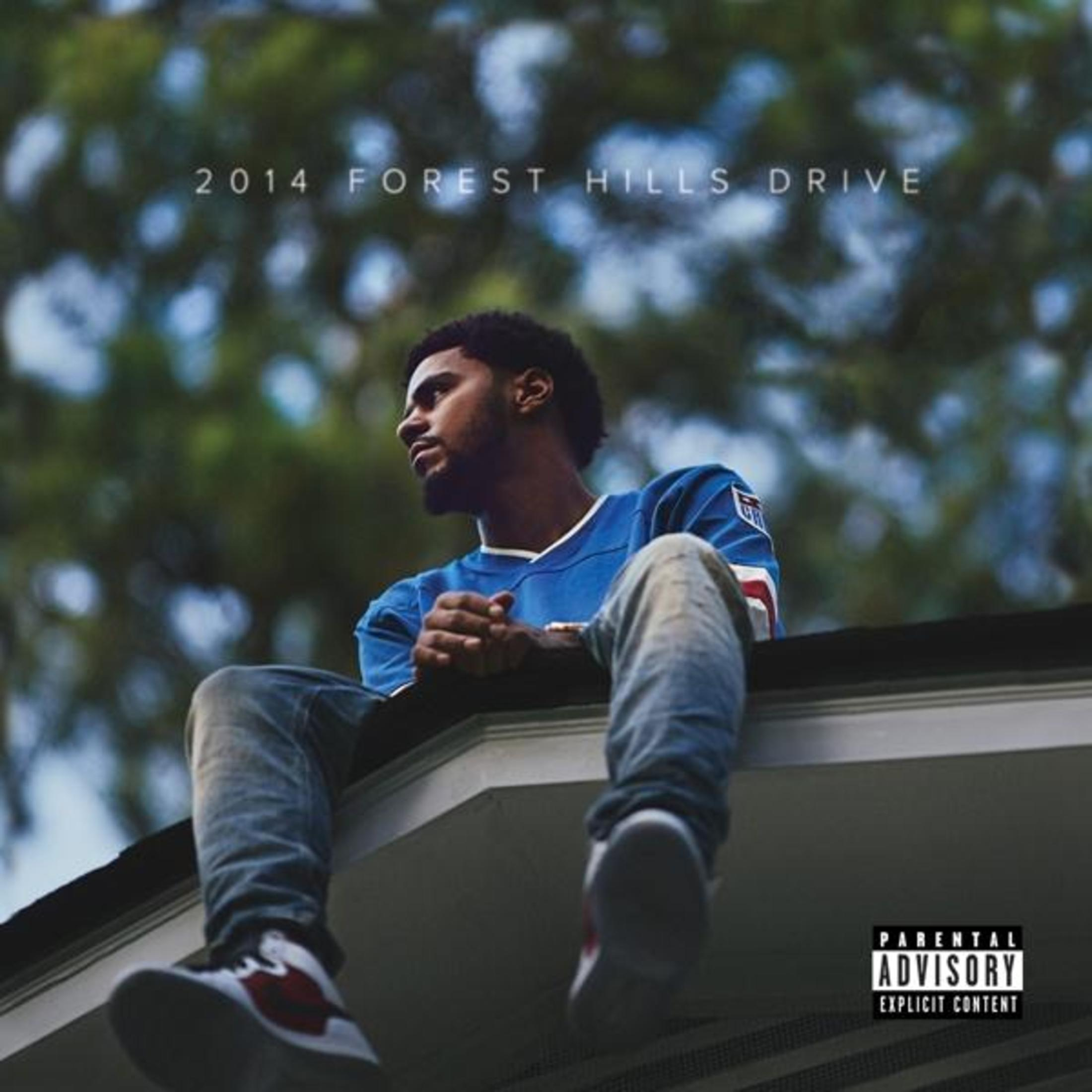 Pochette d'album : J. Cole assis sur un toit, maillot bleu, titre 2014 Forest Hills Drive.