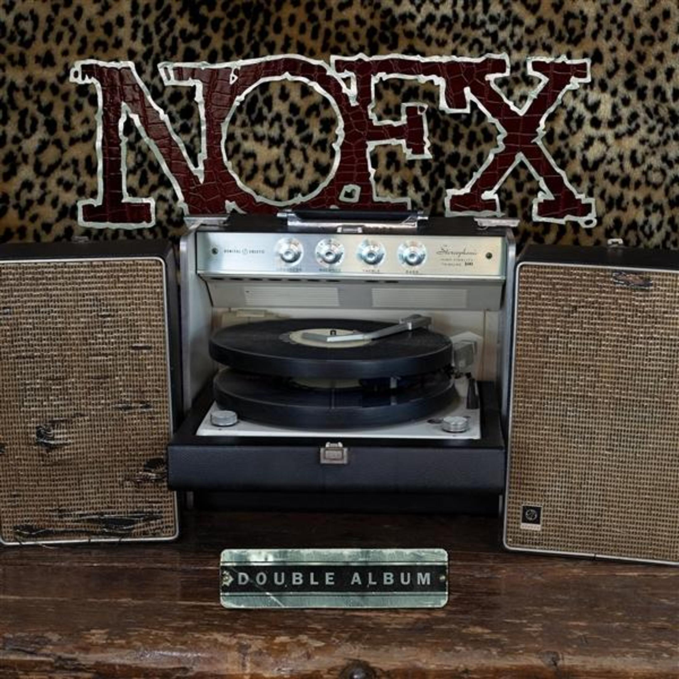 Uno stereo vintage con altoparlanti e giradischi. Logo NOFX. Sfondo leopardato.