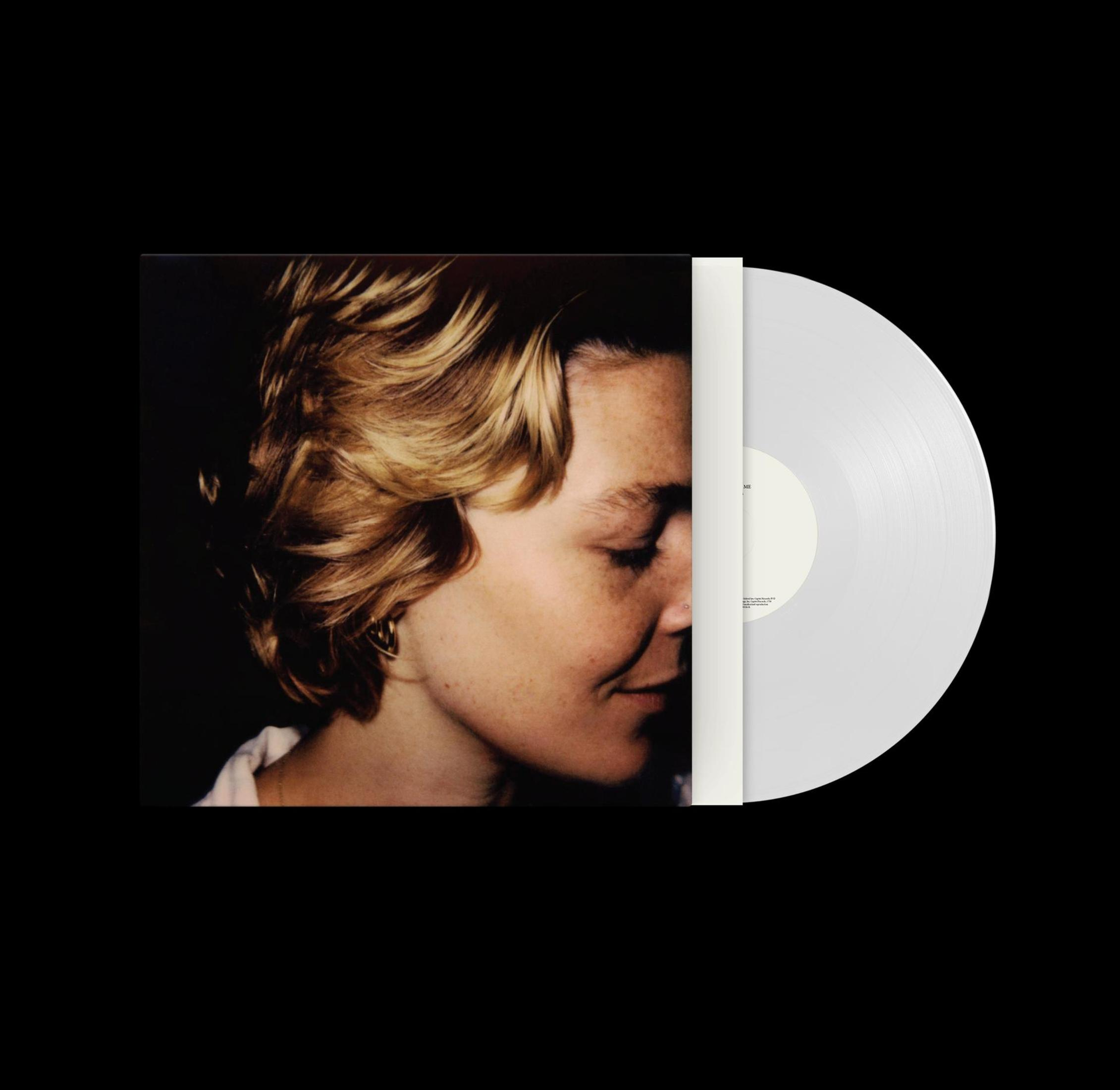 Cara de mujer a la izquierda, con un disco de vinilo a la derecha. Ambos sobre fondo negro.
