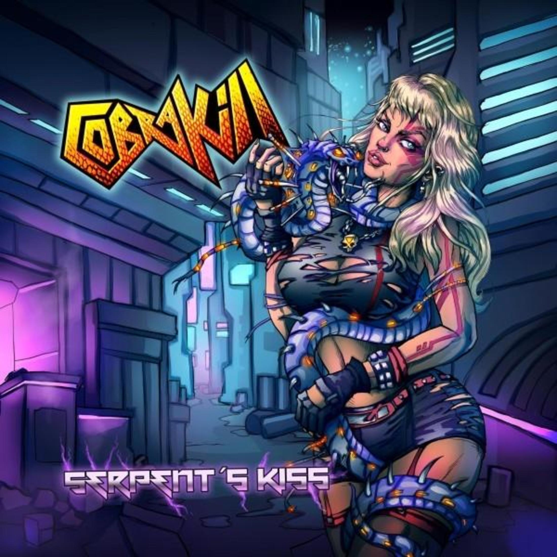 Copertina dell'album: CobraKill, donna che tiene un serpente, sfondo urbano, testo Serpent's Kiss.