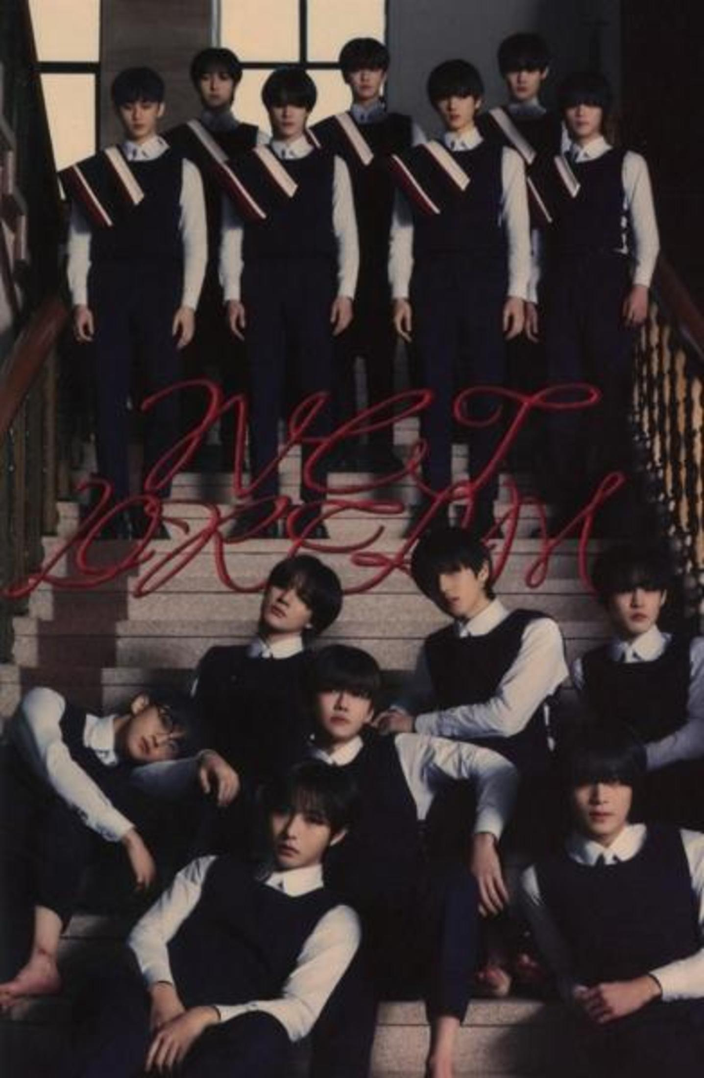 Ein Gruppenfoto junger Männer in Schuluniformen, die auf einer Treppe posieren. Der Titel lautet 'NCT Dream'.