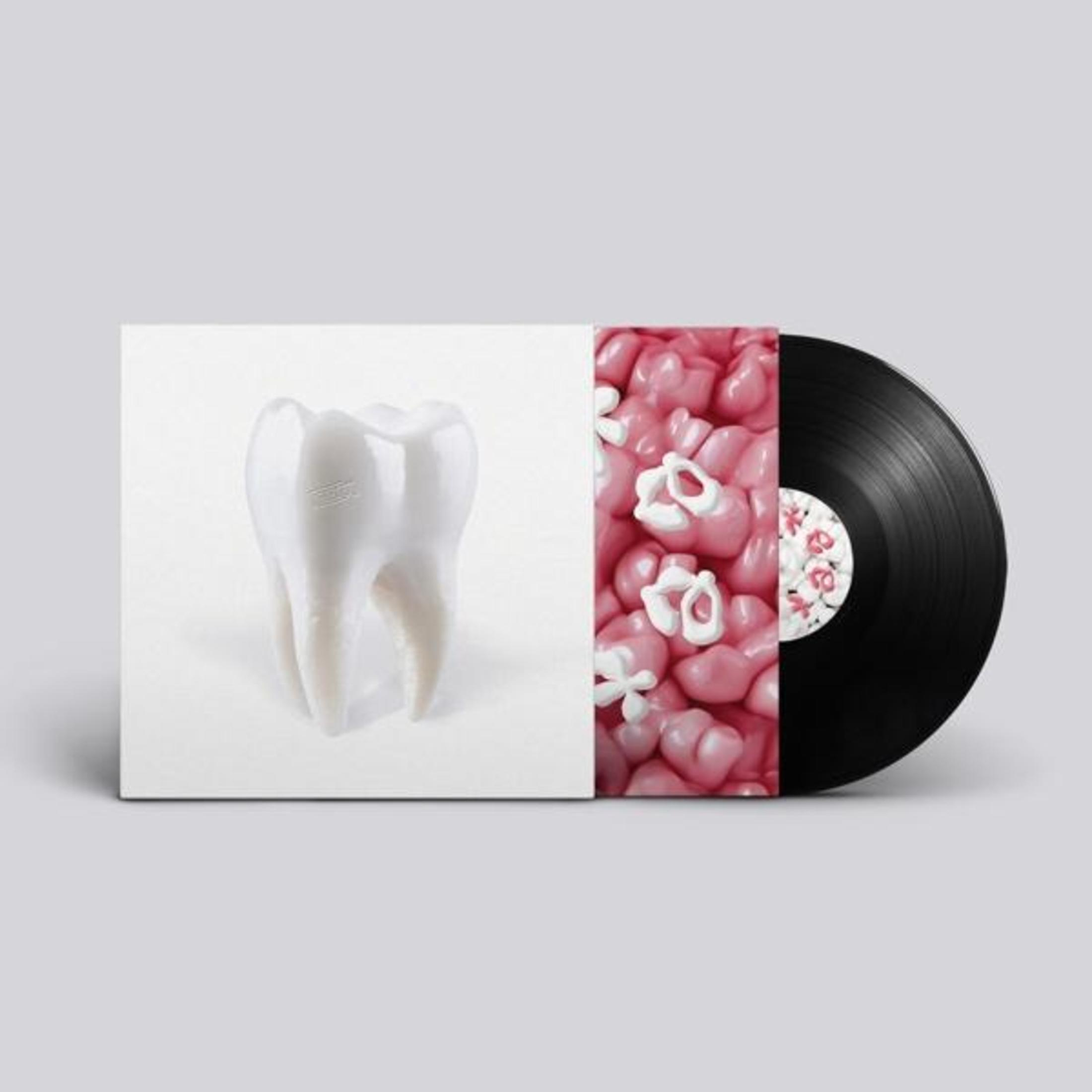 Copertina di un album in vinile con un dente bianco e un design di caramelle rosa e bianche.