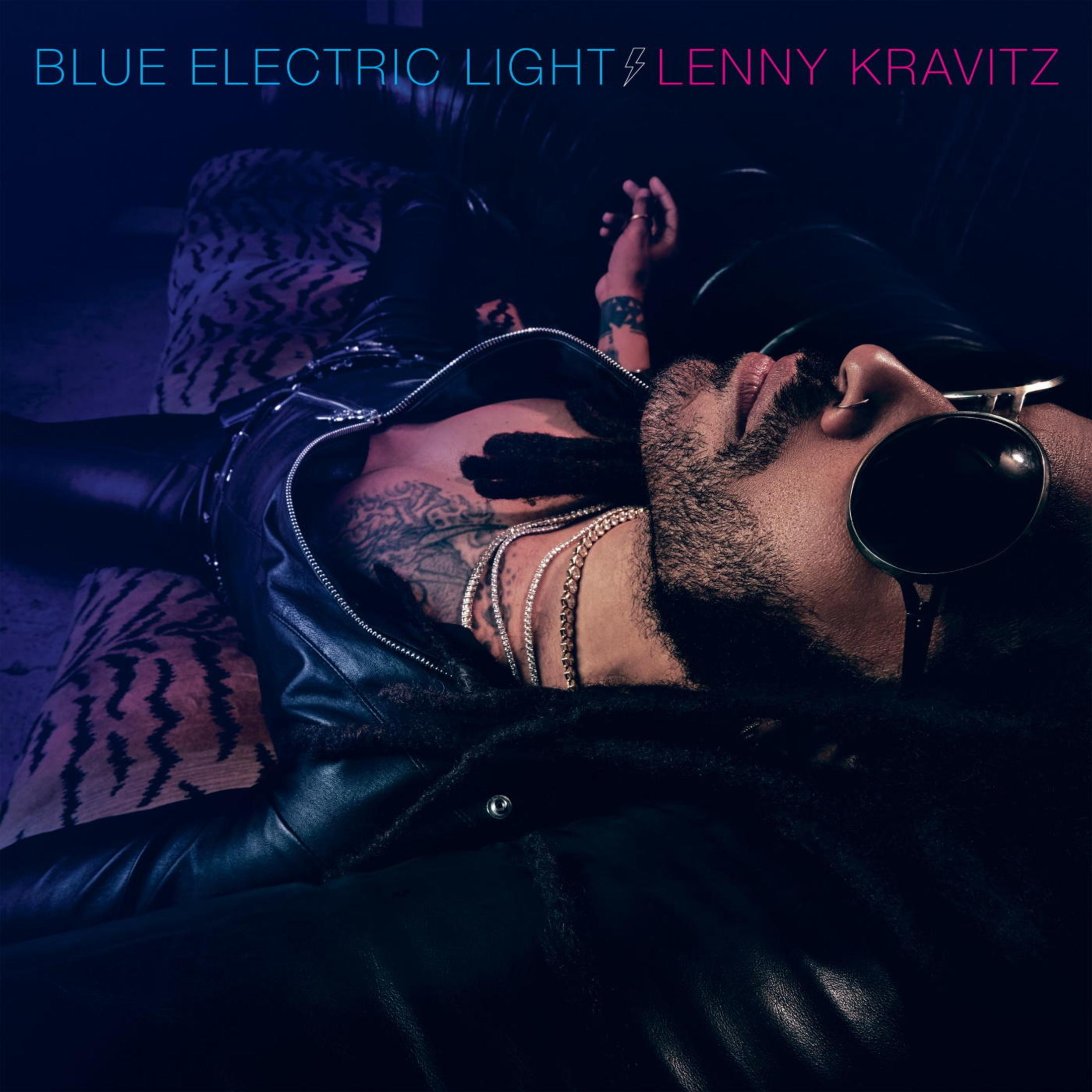 Copertina dell'album con un uomo con occhiali da sole sdraiato su un divano, con illuminazione blu e viola.