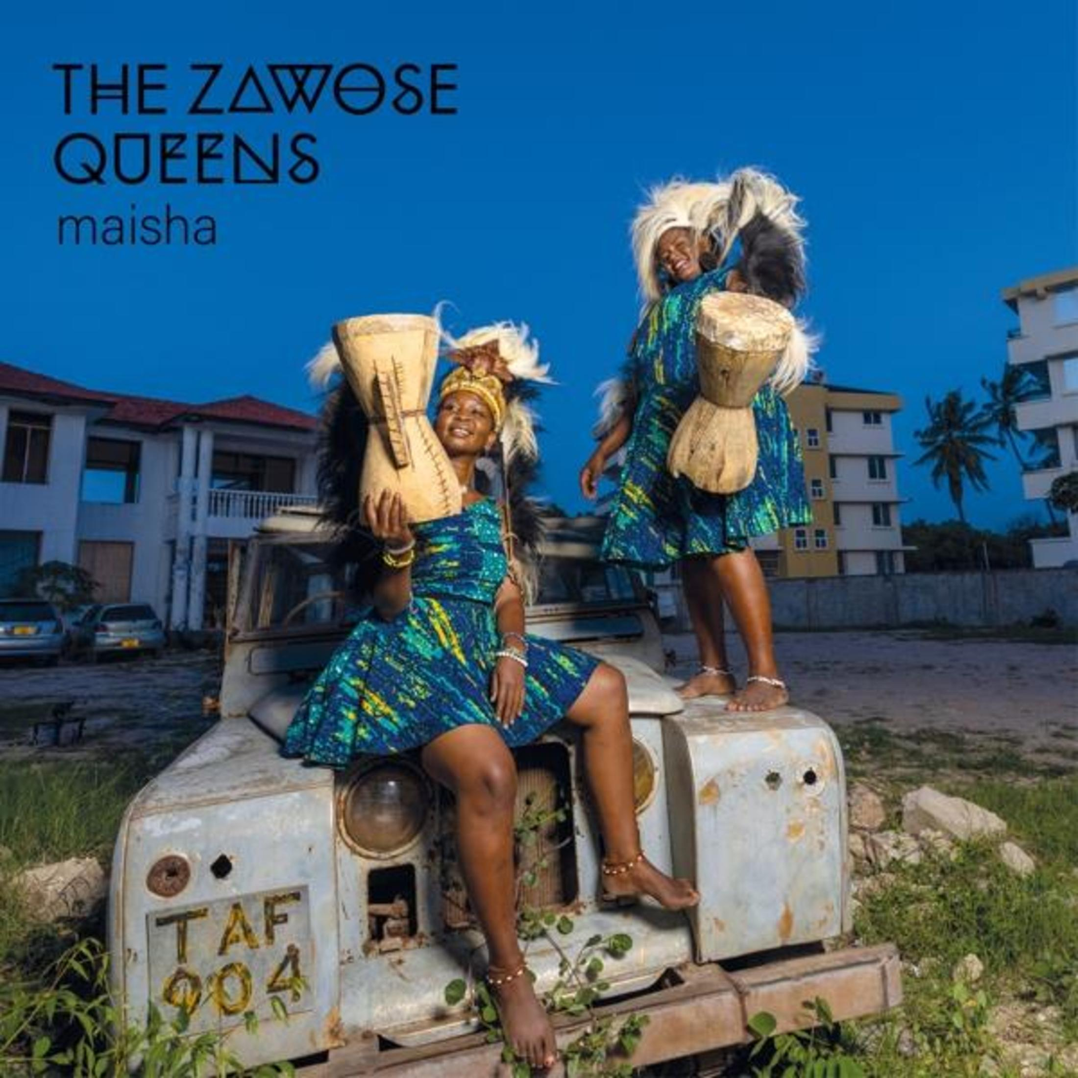 Copertina dell'album. Due donne in abiti tradizionali in piedi su un'auto.