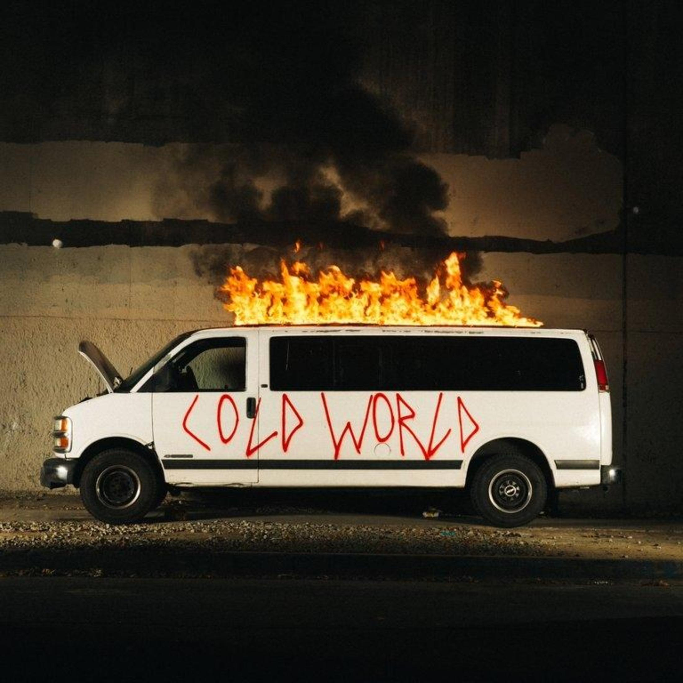 Furgone bianco in fiamme, con 'COLD WORLD' in lettere rosse sul lato, su sfondo scuro.