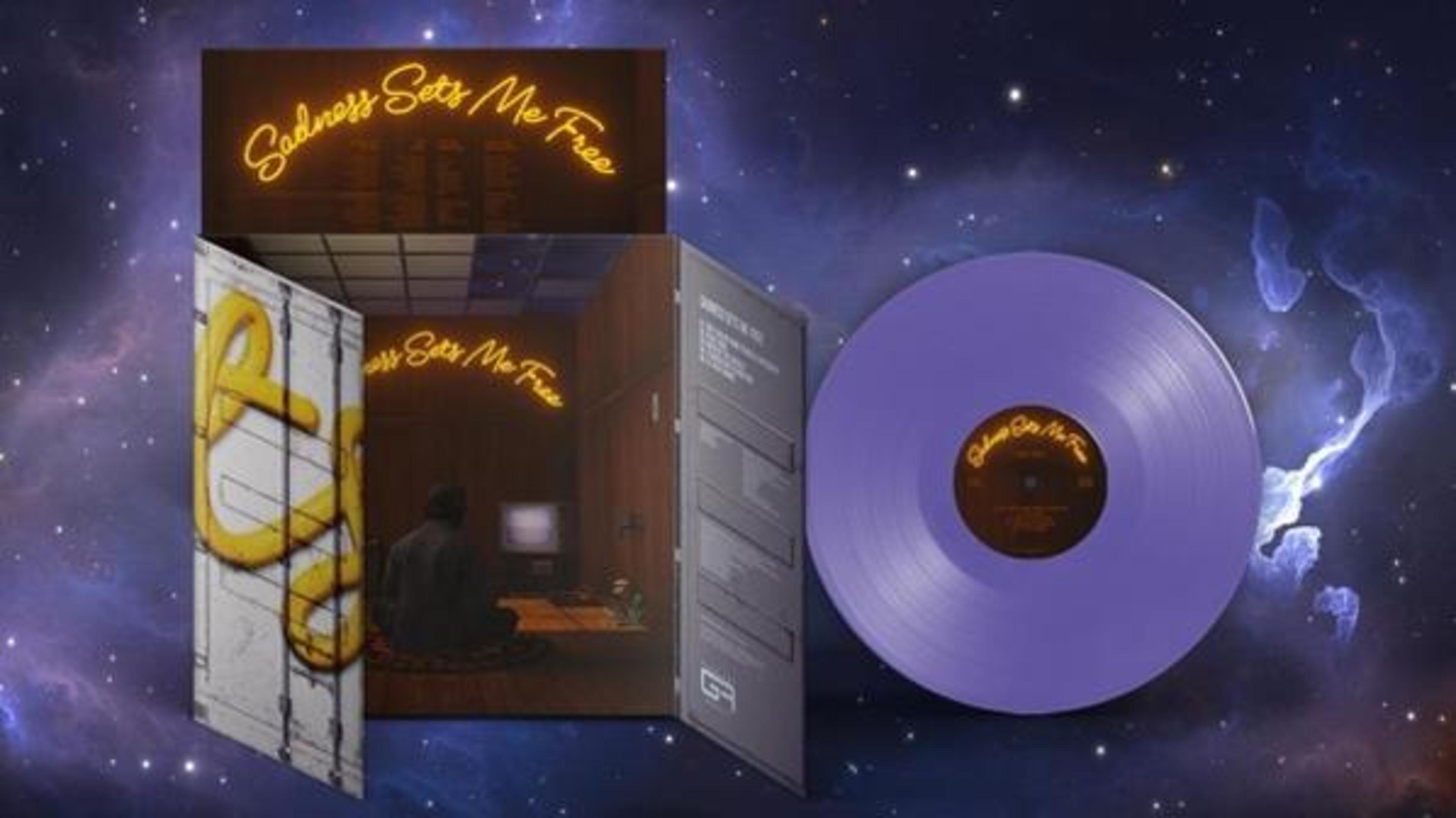 Pochette d'album, disque vinyle et boîte ouverte. Intérieur d'une pièce éclairée par un néon. Arrière-plan : espace.