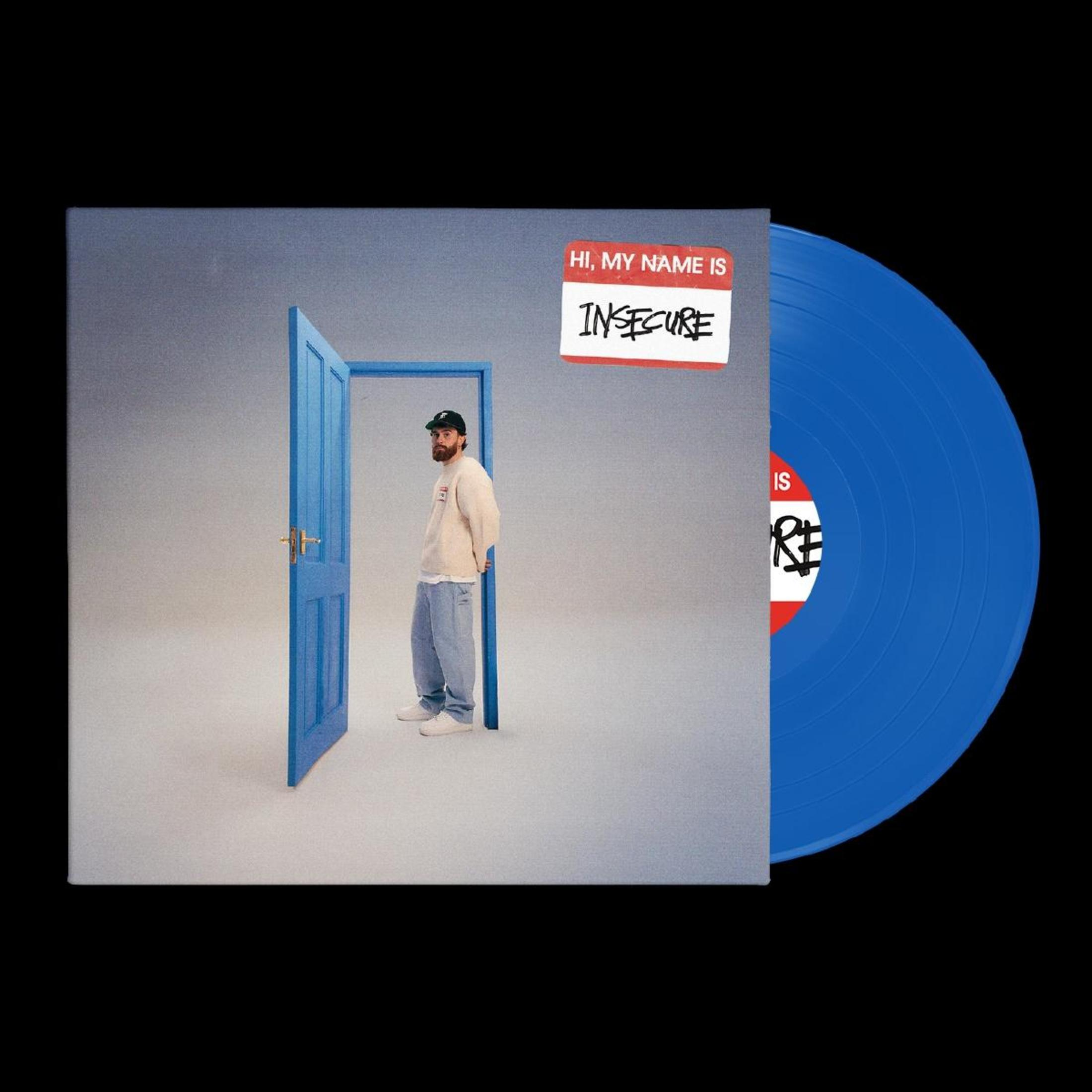 Portada del álbum con un hombre en un marco de puerta azul y un vinilo azul al lado.