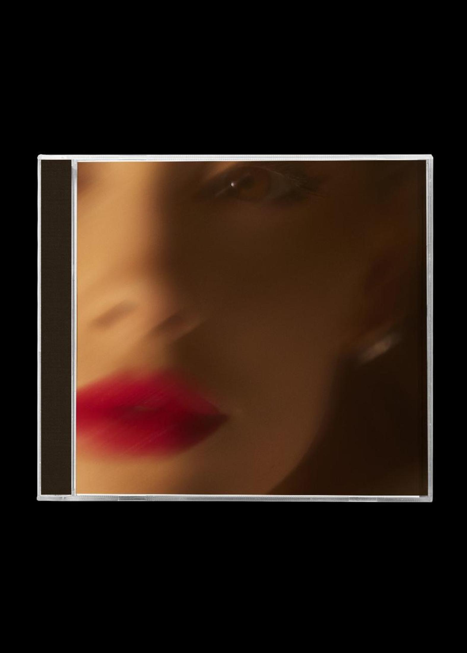 Pochette d'album : Visage flou avec rouge à lèvres rouge.