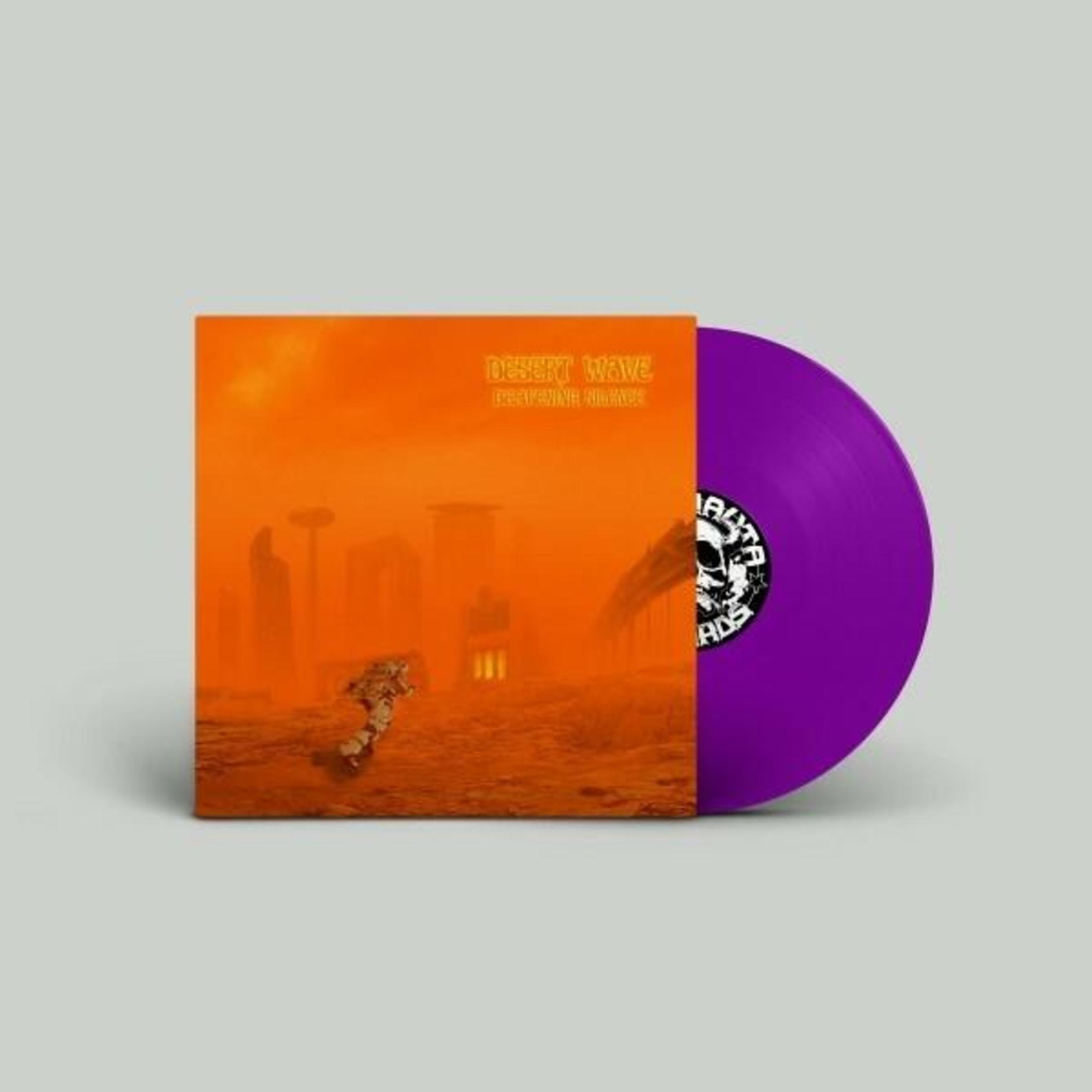 Una copertina di un album con un disco in vinile viola. La copertina ha uno sfondo arancione con una scena desertica.