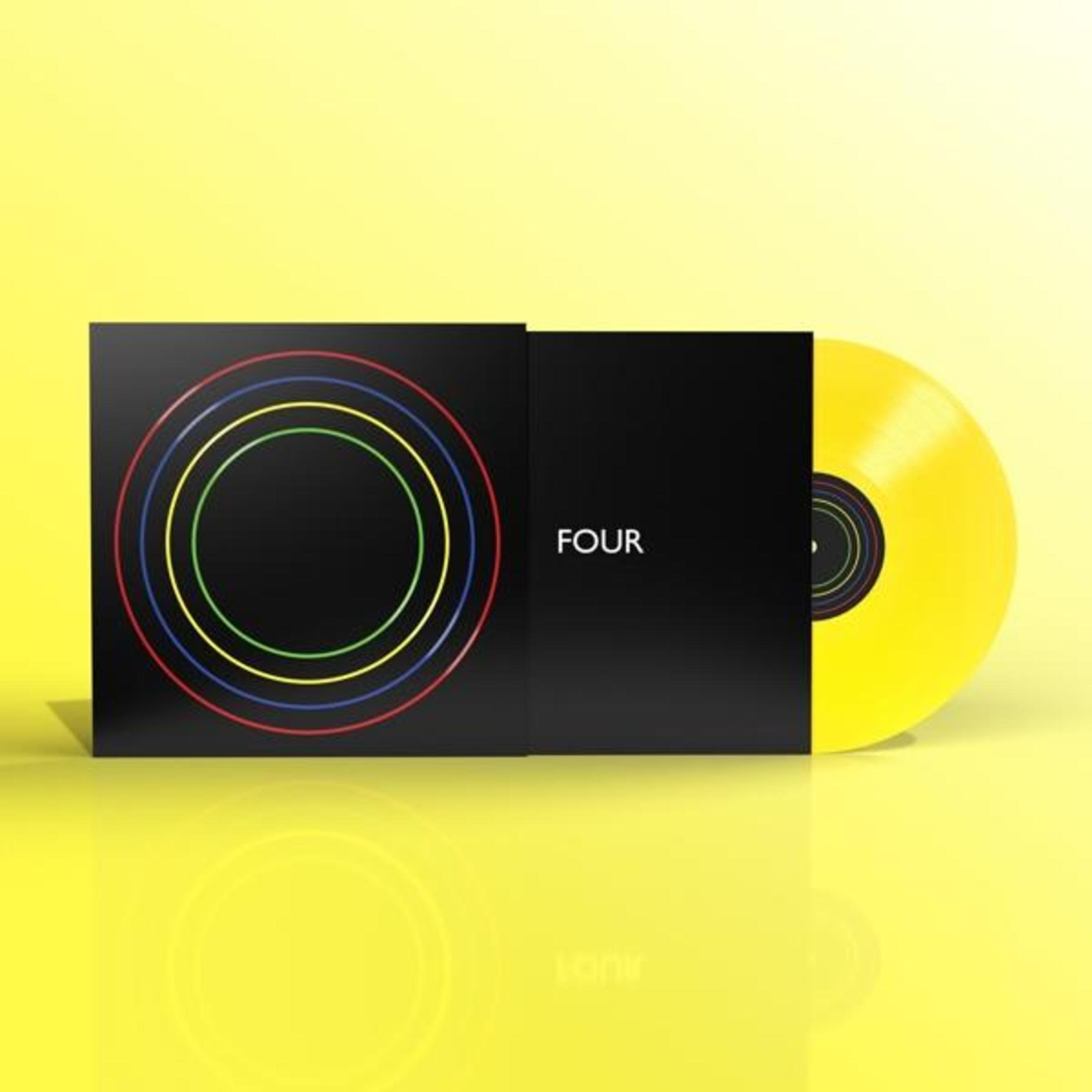 Copertina dell'album. Copertina nera con quattro cerchi colorati, vinile giallo. Testo FOUR.