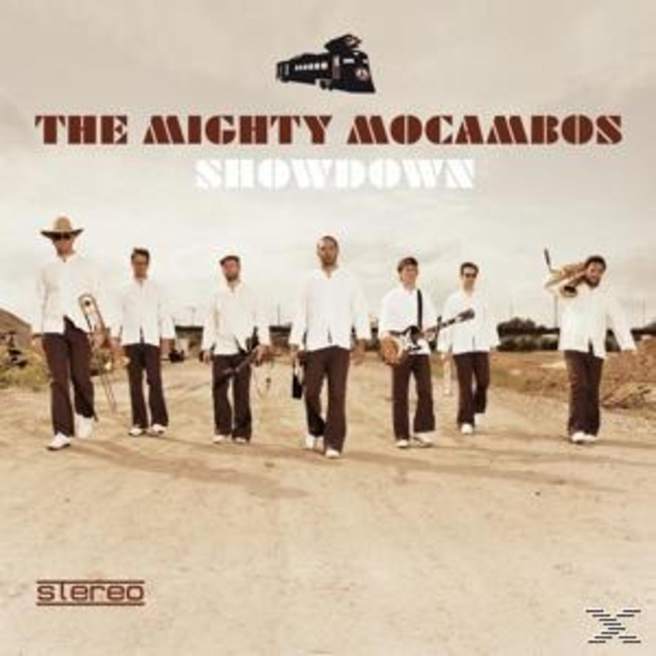 Pochette d'album : un groupe d'hommes marchant sur un chemin de terre. Titre : 'Showdown'.