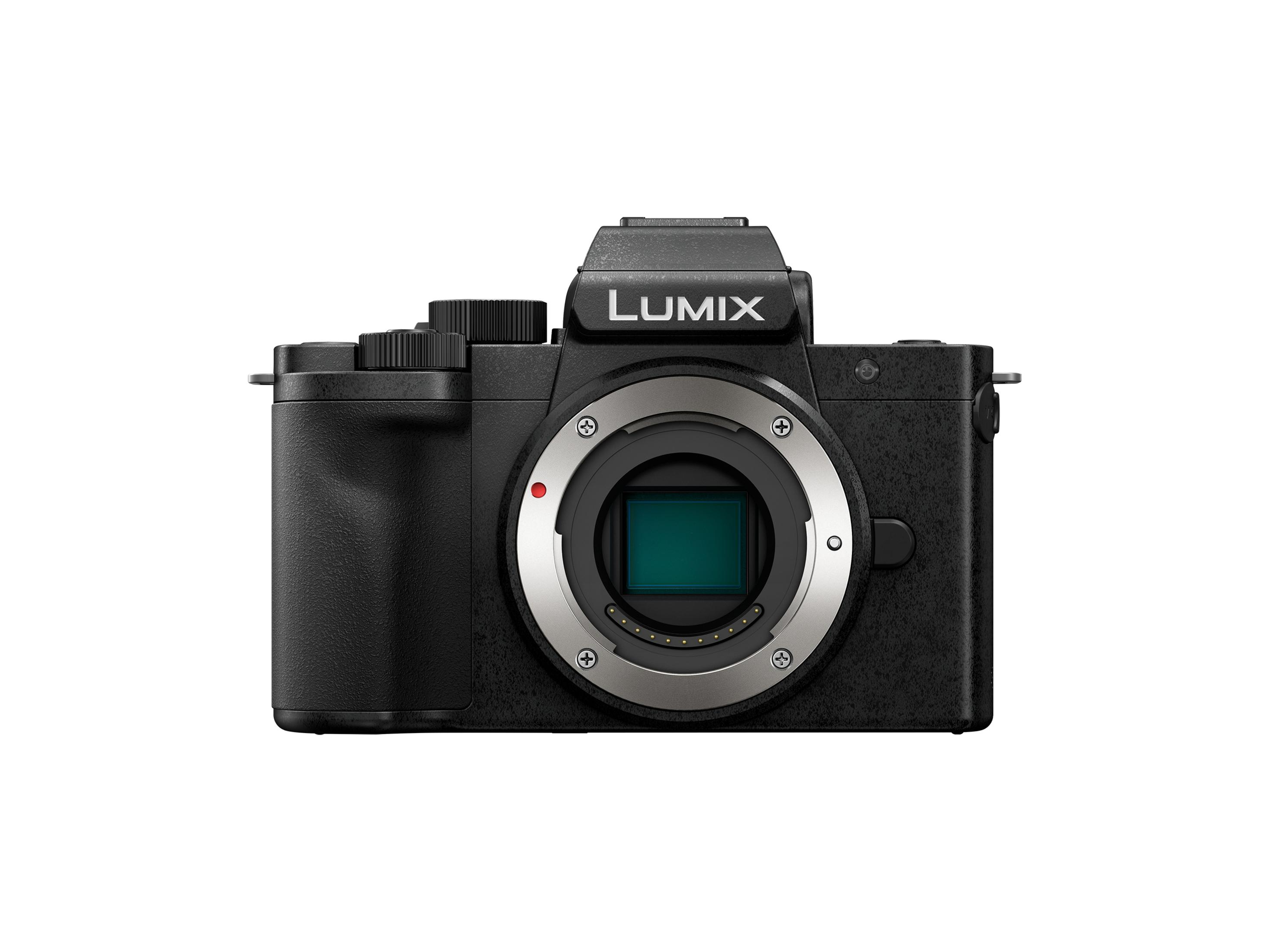 Schwarze Kamera, Marke LUMIX, auf weißem Hintergrund.