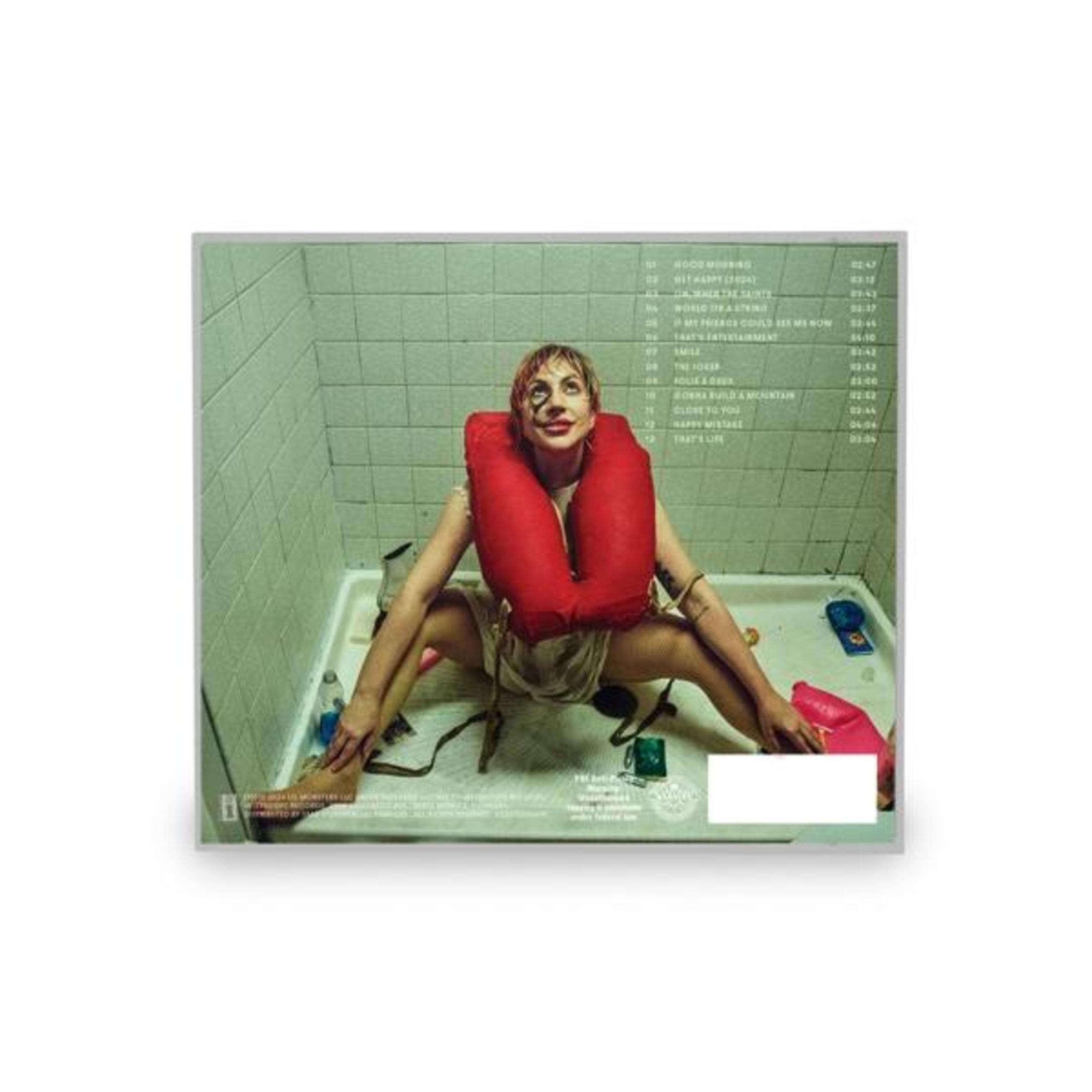 Portada del álbum con una mujer con salvavidas rojos en una ducha. Se ve un CD.