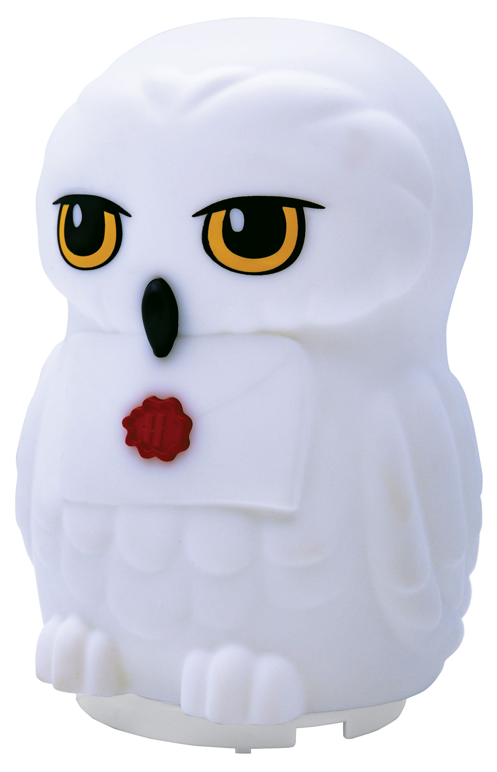 Luz nocturna con forma de búho blanco con carta, aislado en blanco.
