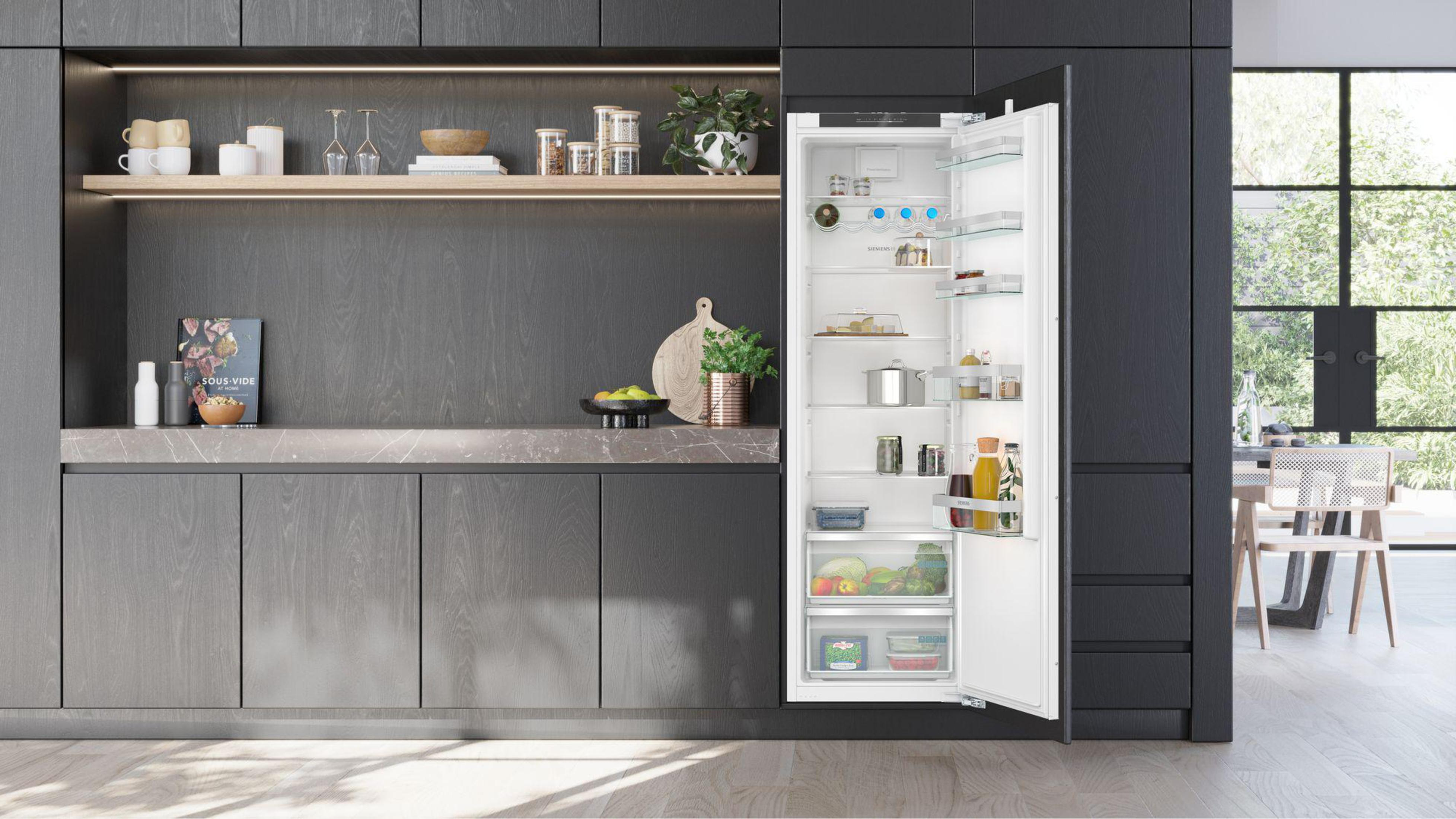 Moderne Küche mit offenem Kühlschrank, Lebensmitteln und Küchenutensilien.